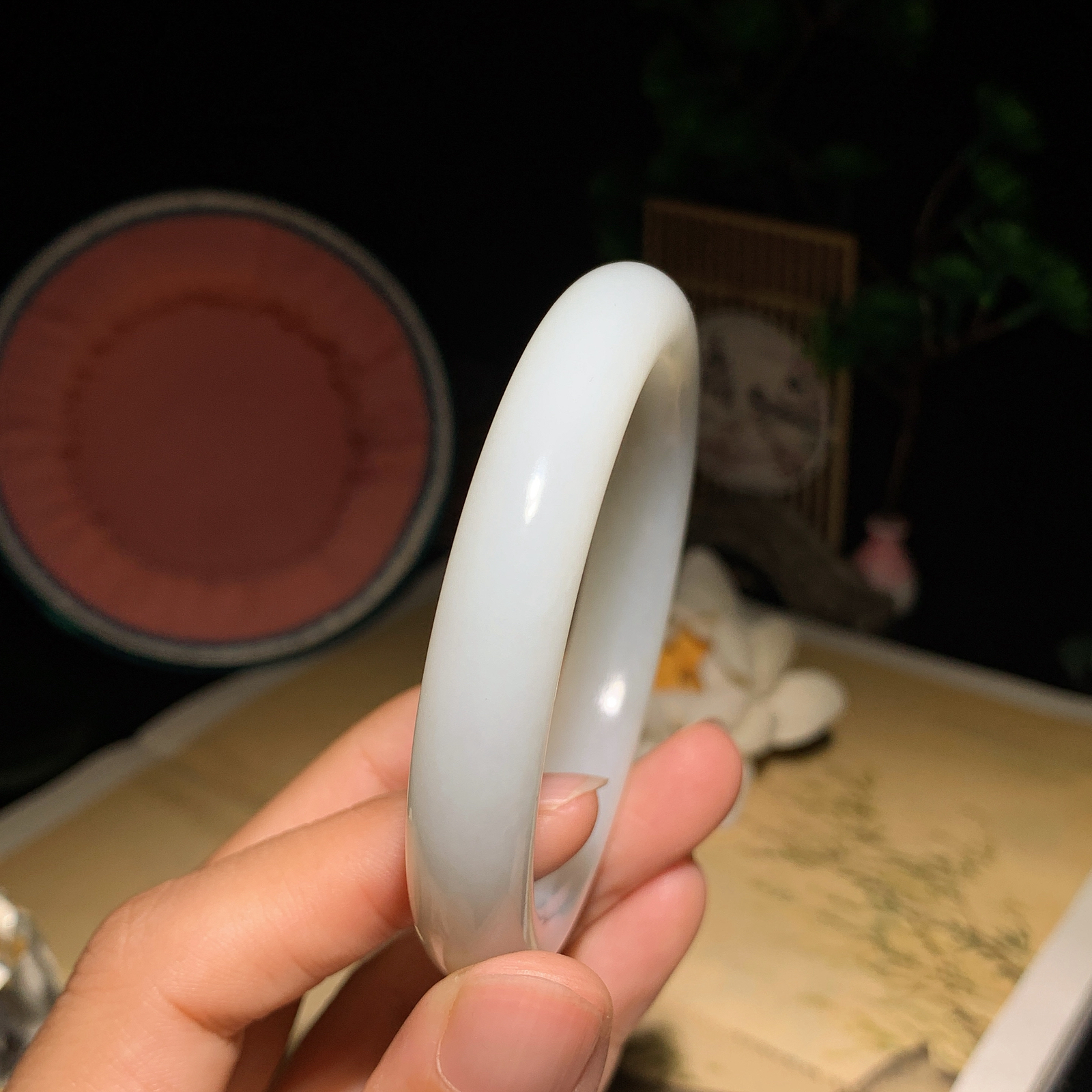 ￼ 53圈口和田玉羊脂白手镯！53圈口宽11厚9！玉质细腻油润 底色纯净 无裂无杂 脂粉好，品质高。2601008
