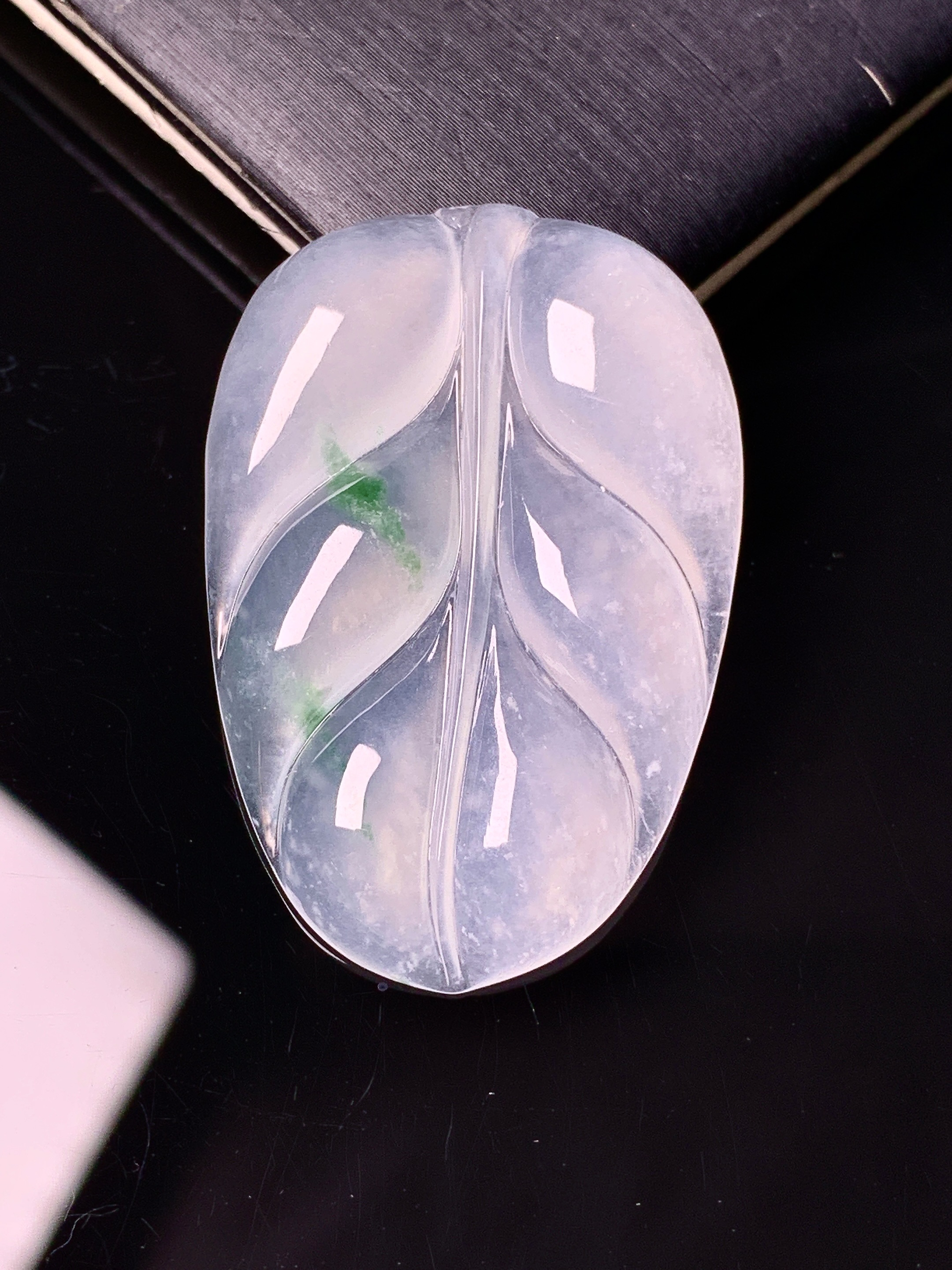 飘绿树叶吊坠 玉质细腻 色泽艳丽清新 水润亮眼 整体尺寸36.8*24.8*4.5 c1