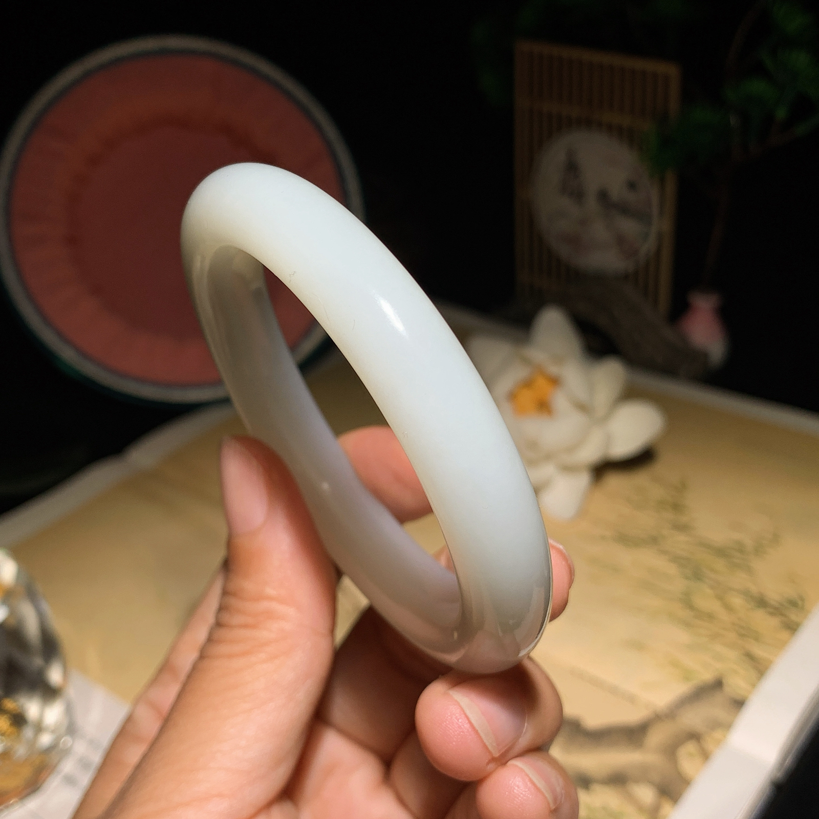 ￼ 53圈口和田玉羊脂白手镯！53圈口宽11厚9！玉质细腻油润 底色纯净 无裂无杂 脂粉好，品质高。2601008