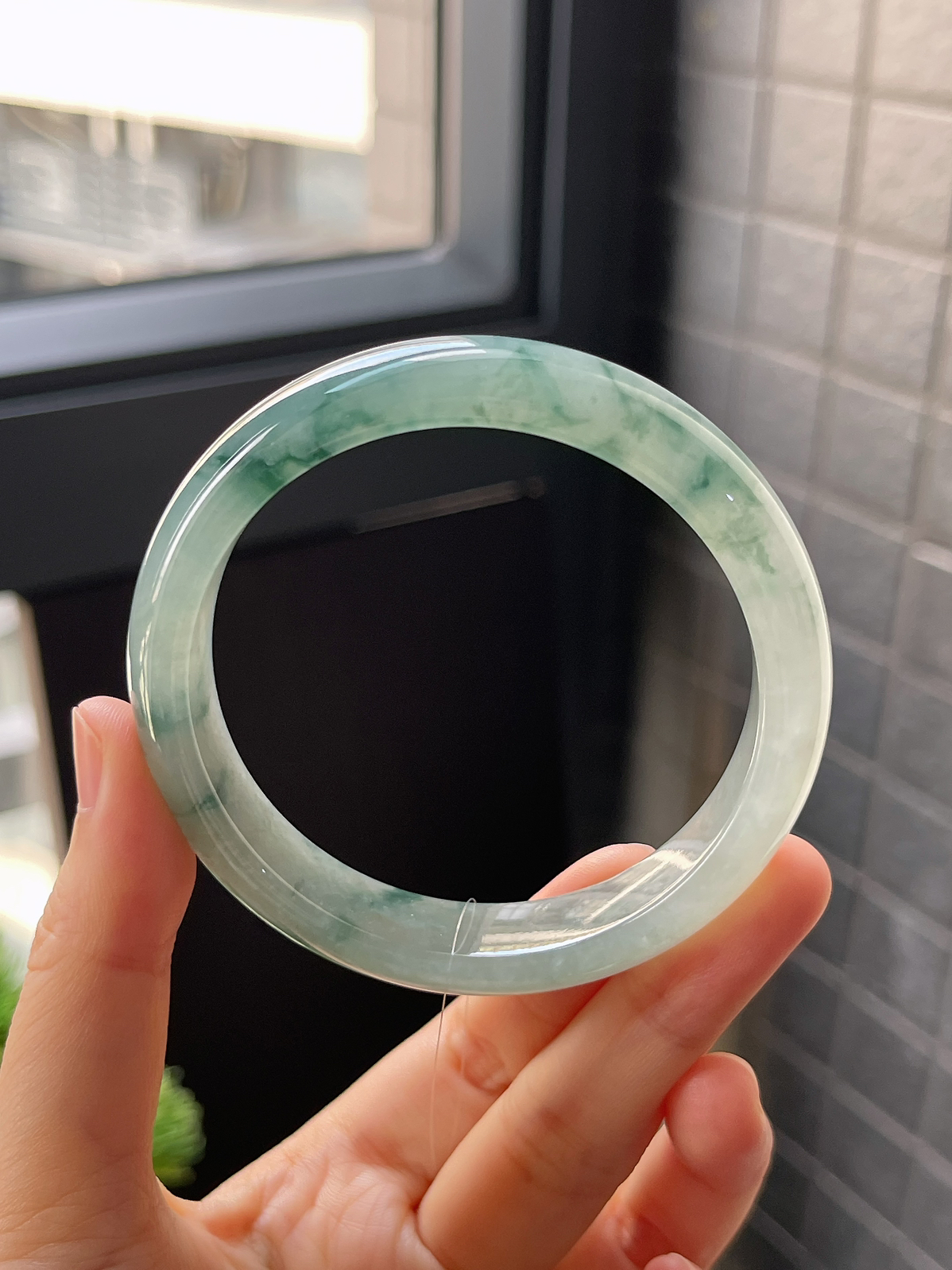 正圈56.8圈口，翡翠冰糯种飘绿手镯
