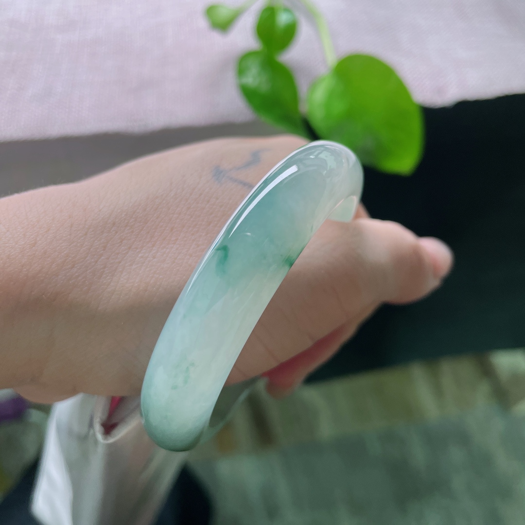 51.1/12.3/8，冰飘花正圈，底子若冰，花色若梦。似远山黛眉，又似江上渔火。无裂，ss57657a