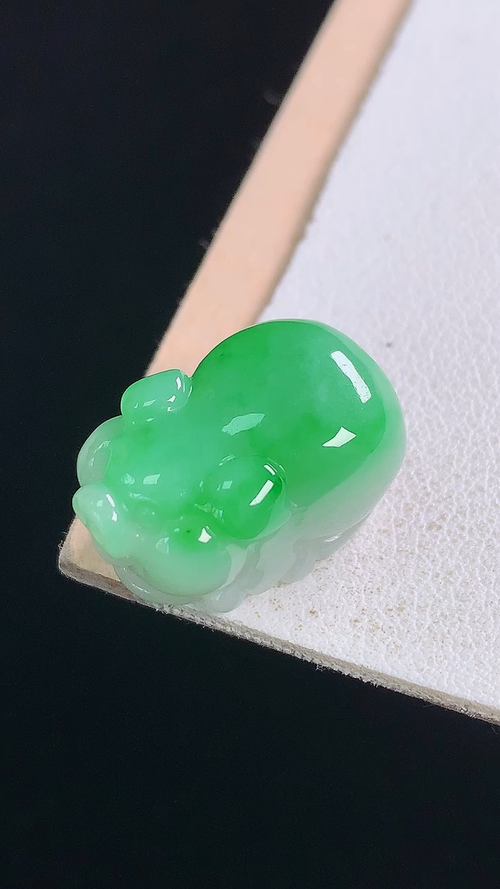 ️冰飘绿小猪，无裂，尺寸:19.5-12.3-10.9mm 7