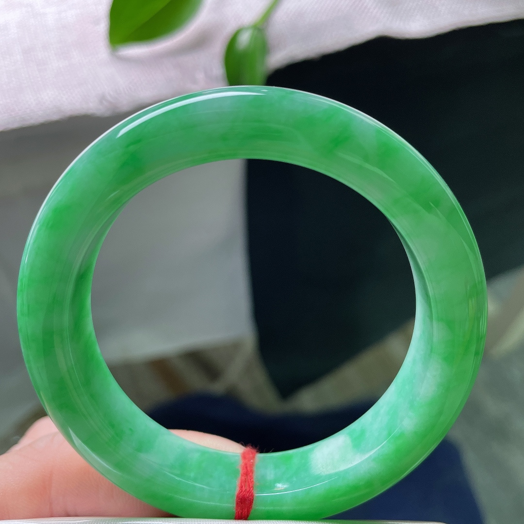 54.8/12.4/9.5，满绿正圈，颜色艳丽，佩戴端庄贵气，极具东方韵味，经典，无裂。ss5935