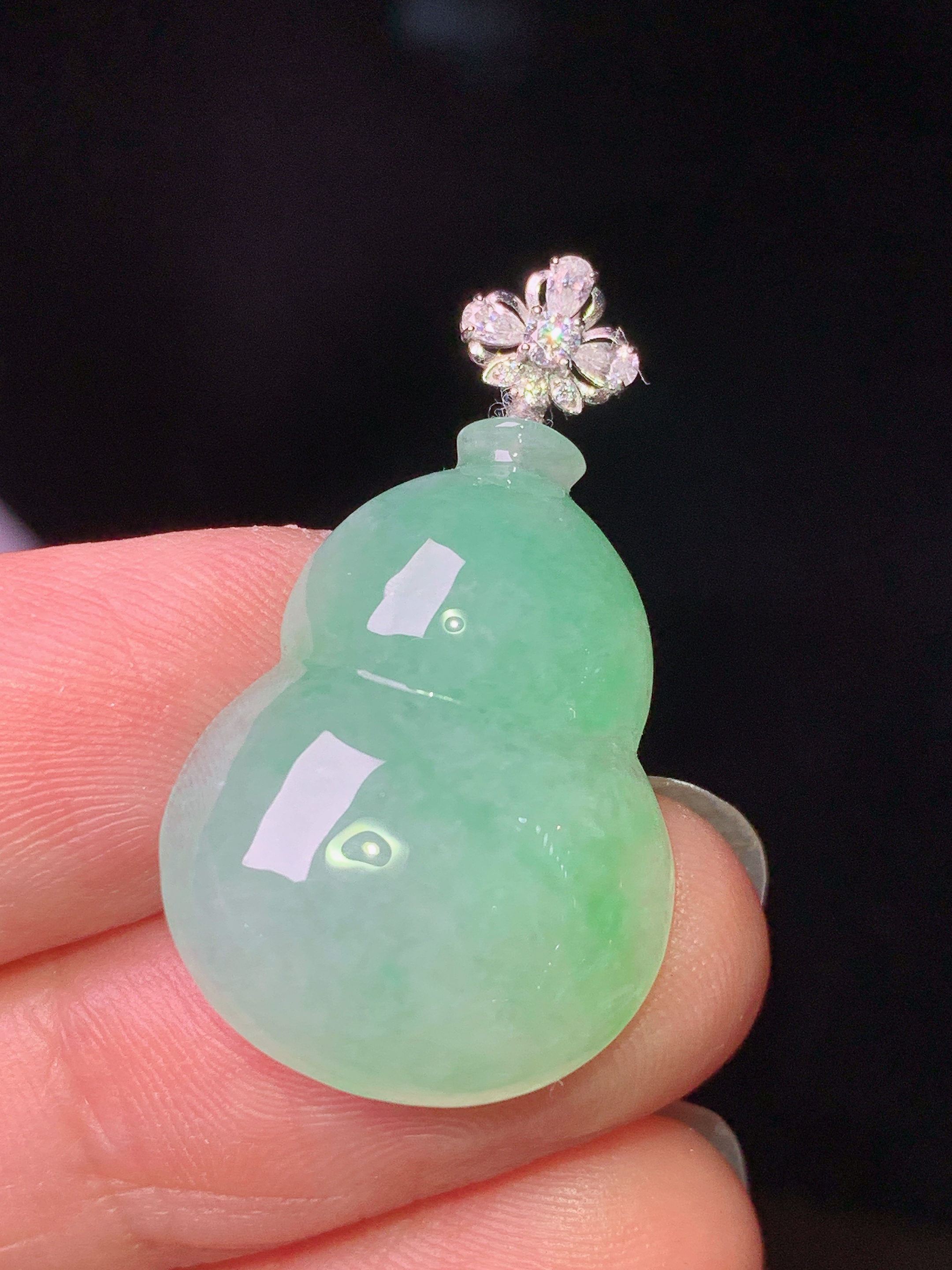 18k金钻镶嵌飘绿葫芦吊坠 玉质细腻 色泽艳丽清新 水润亮眼 整体尺寸30.5*17.5*6 L4