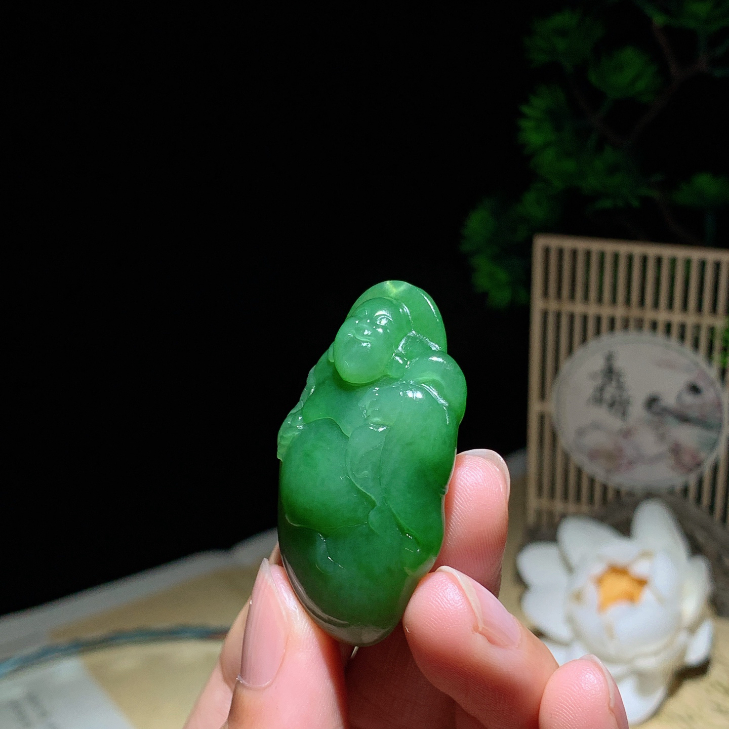 和田玉俄罗斯碧玉阳绿佛引福来挂件。尺寸44/26/13重22.5克。玉质细腻油润。无裂无杂无结构 手