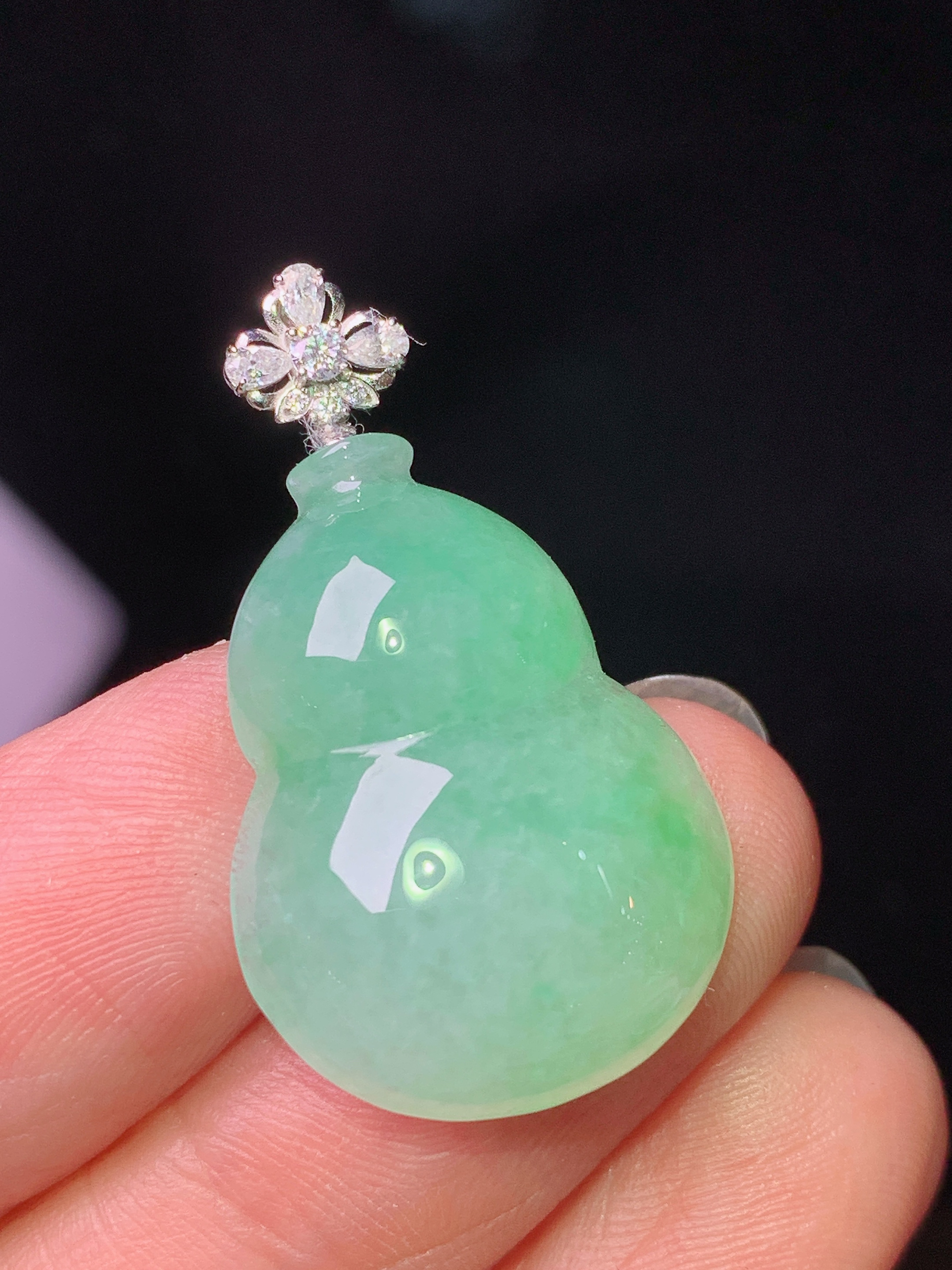 18k金钻镶嵌飘绿葫芦吊坠 玉质细腻 色泽艳丽清新 水润亮眼 整体尺寸30.5*17.5*6 L4