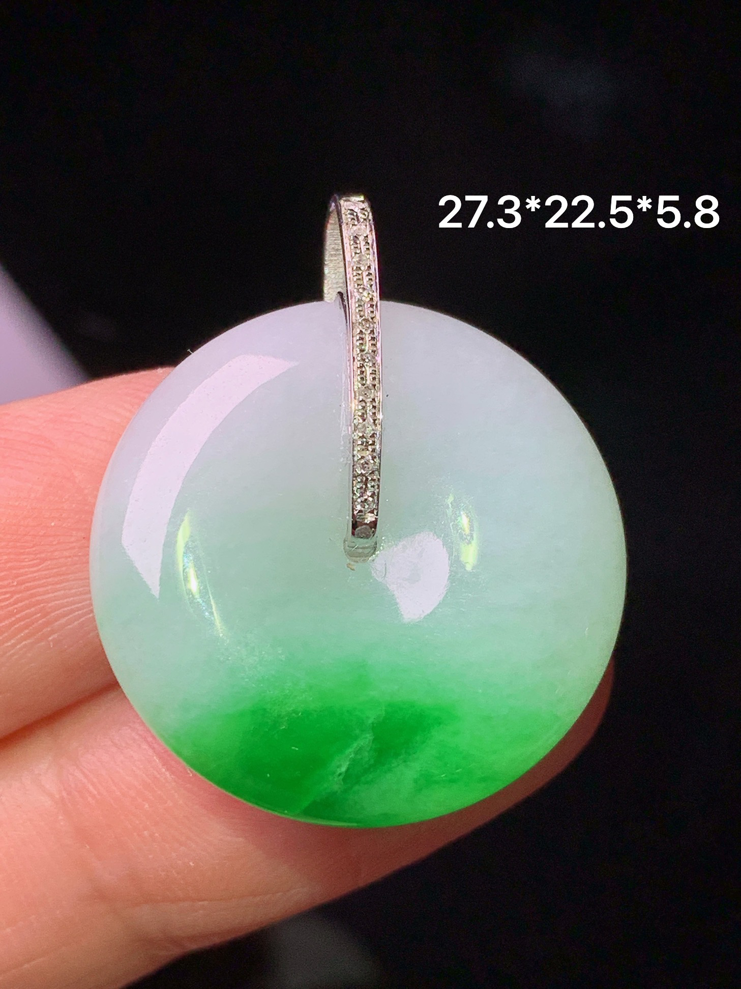 18k金钻镶嵌飘绿平安扣吊坠 玉质细腻 色泽艳丽清新 水润亮眼 整体尺寸27.3*22.5*5.8 L4