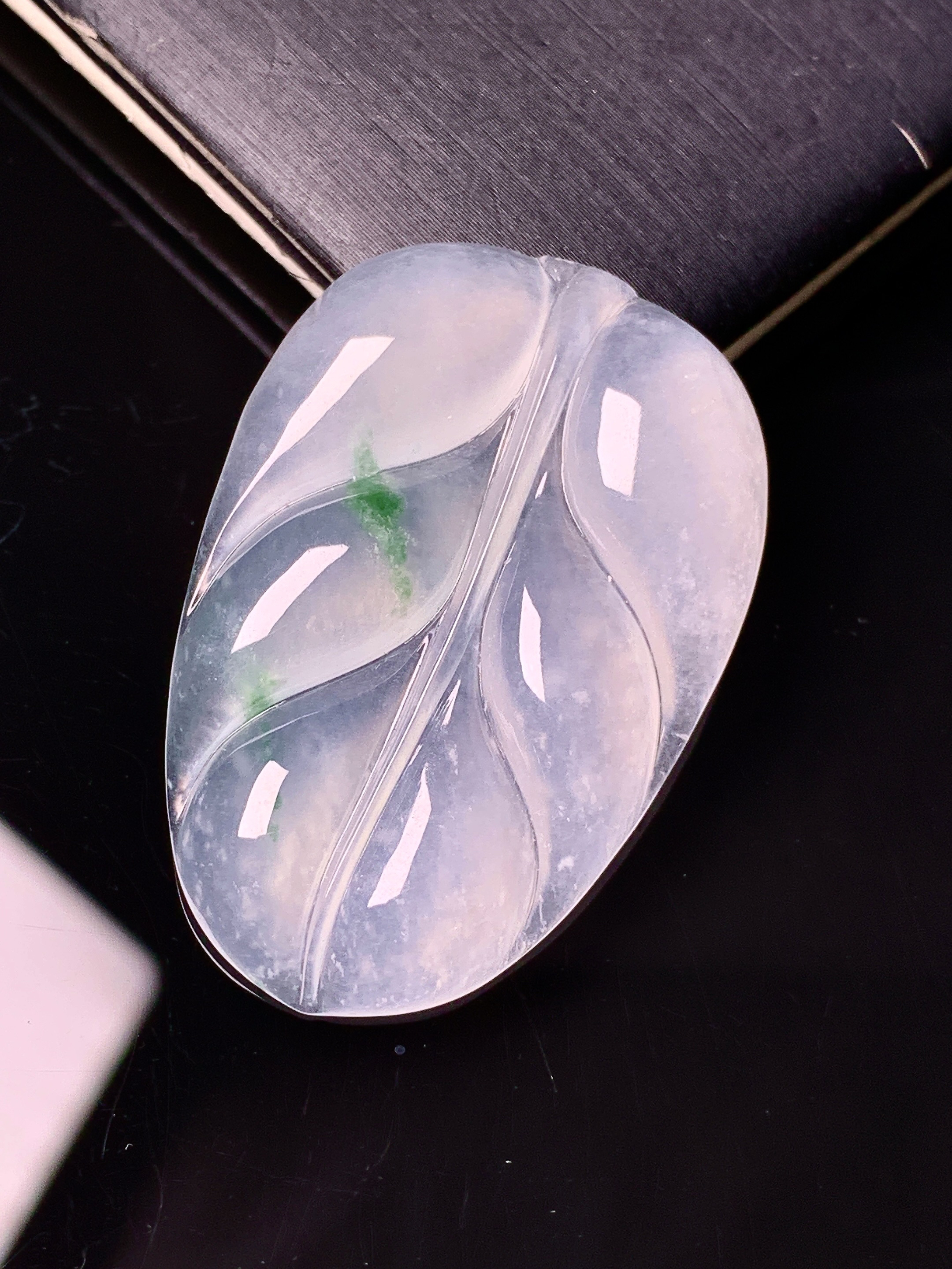 飘绿树叶吊坠 玉质细腻 色泽艳丽清新 水润亮眼 整体尺寸36.8*24.8*4.5 c1