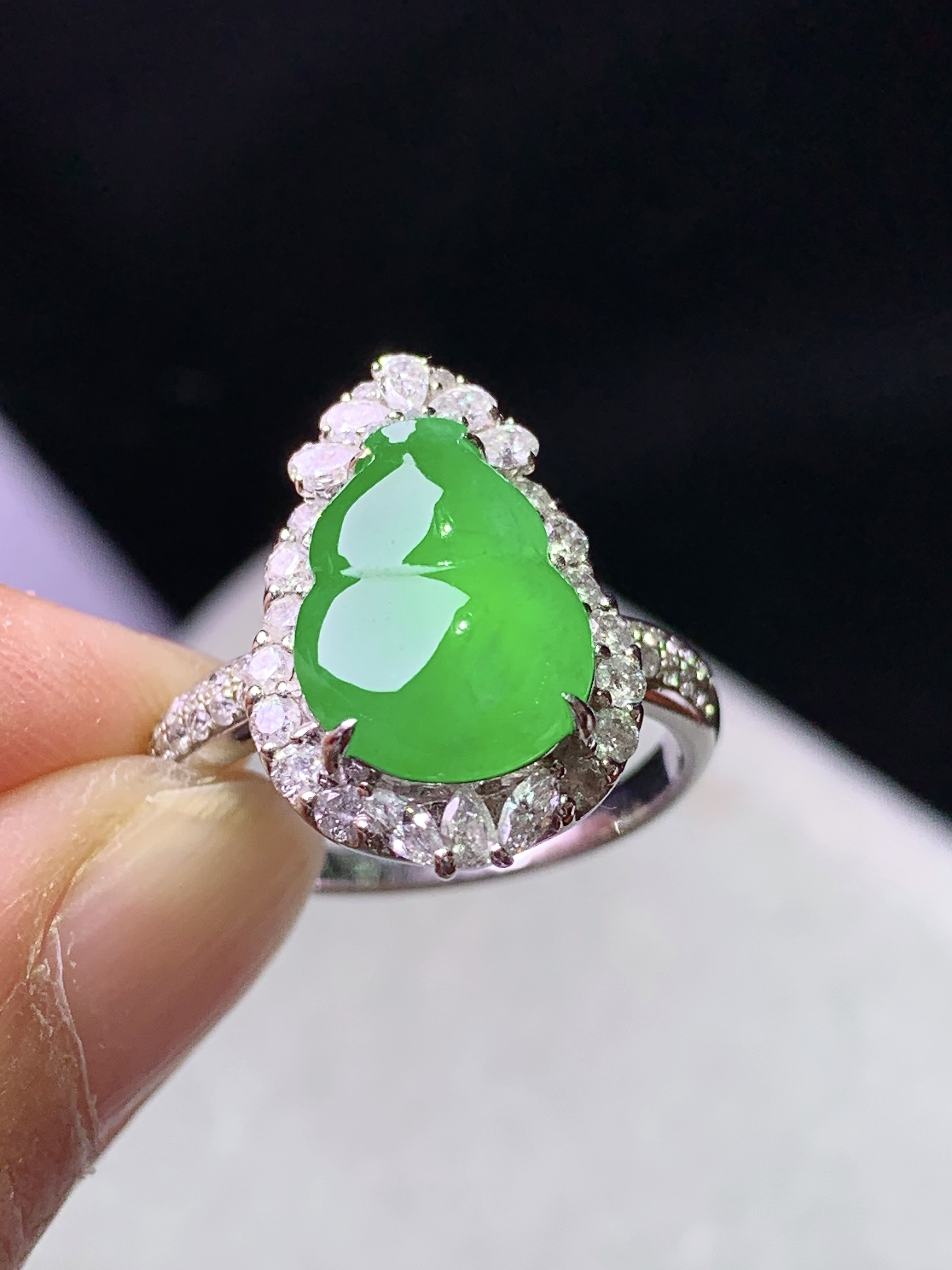 18k金钻镶嵌阳绿葫芦戒指 玉质细腻 色泽艳丽清新 水润亮眼 圈口14.5 整体尺寸17.8*12.3*8.6 e2