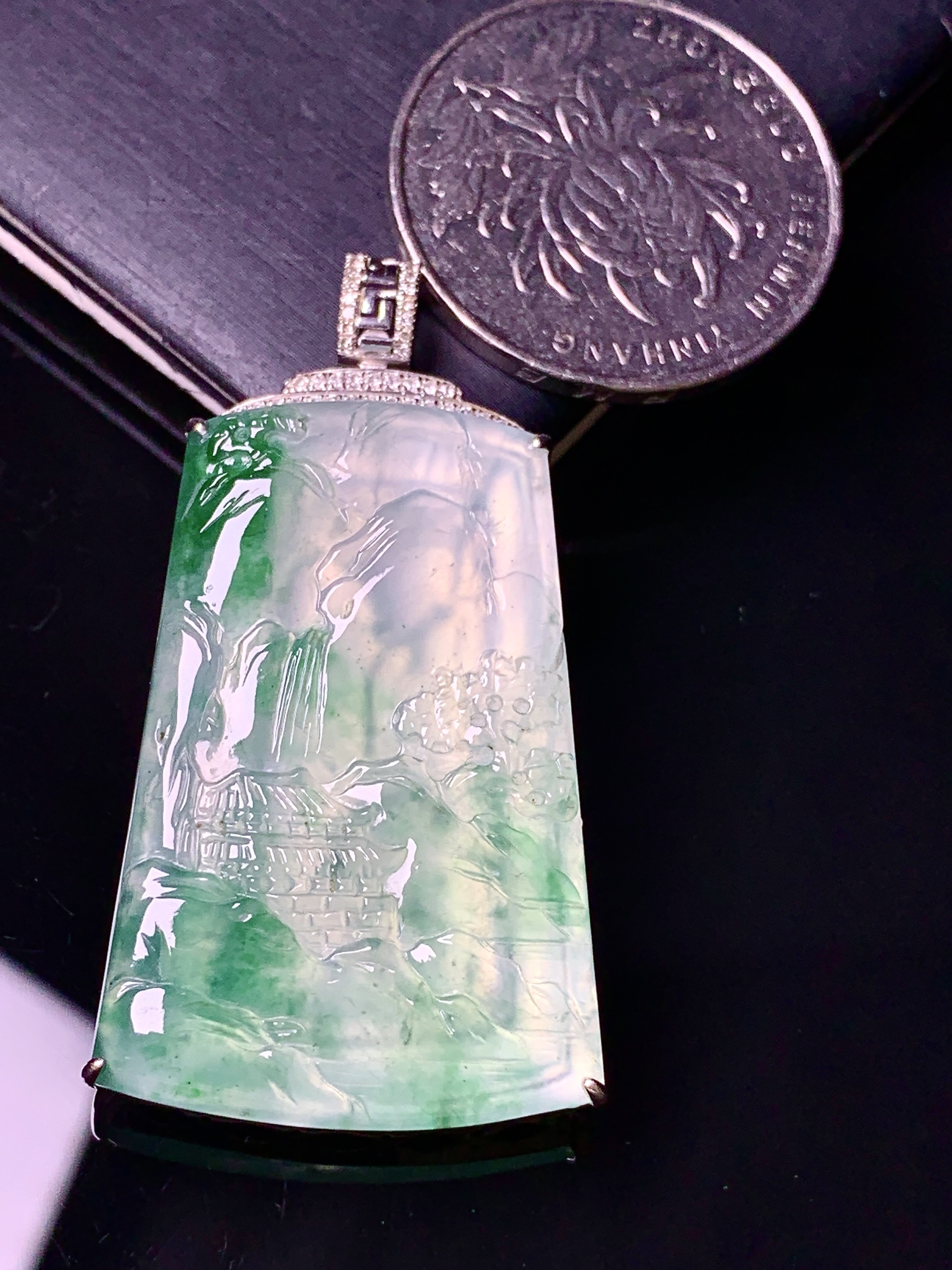 18k金钻镶嵌飘绿山水牌子吊坠 玉质细腻 色泽艳丽清新 水润亮眼 整体尺寸44.6*23.8*6.8 c1