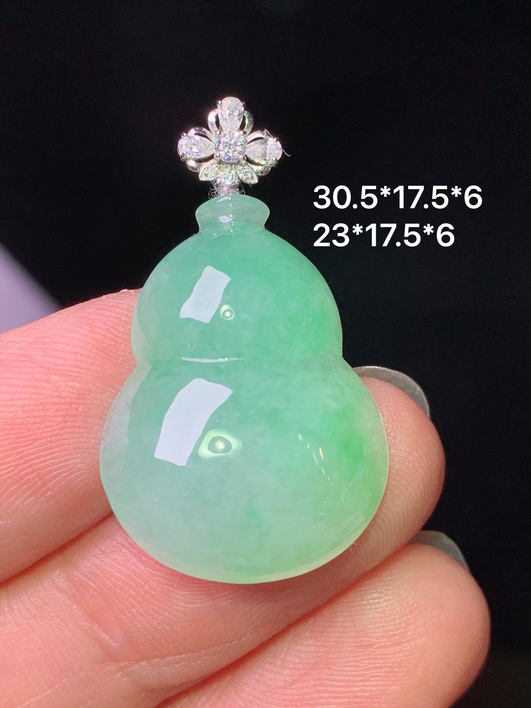 18k金钻镶嵌飘绿葫芦吊坠 玉质细腻 色泽艳丽清新 水润亮眼 整体尺寸30.5*17.5*6 L4