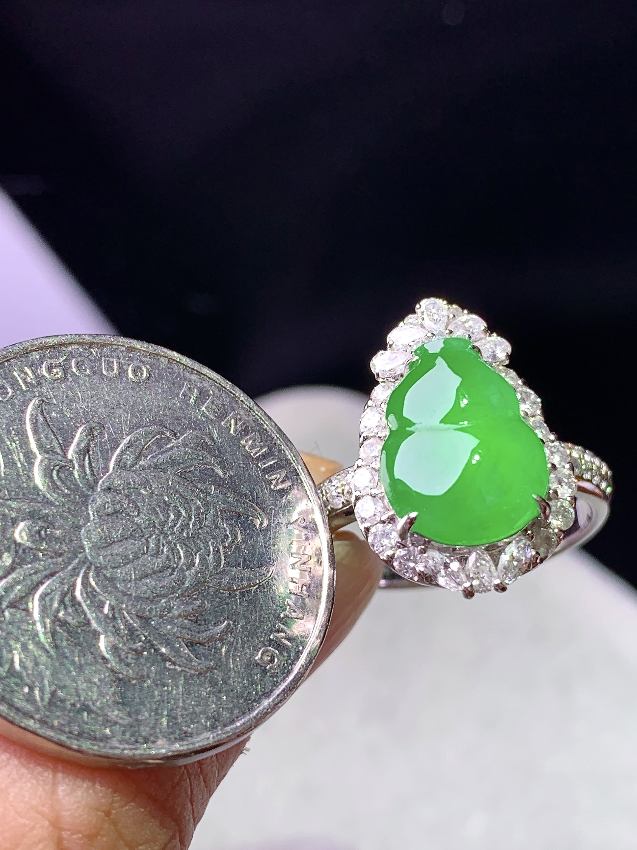 18k金钻镶嵌阳绿葫芦戒指 玉质细腻 色泽艳丽清新 水润亮眼 圈口14.5 整体尺寸17.8*12.3*8.6 e2