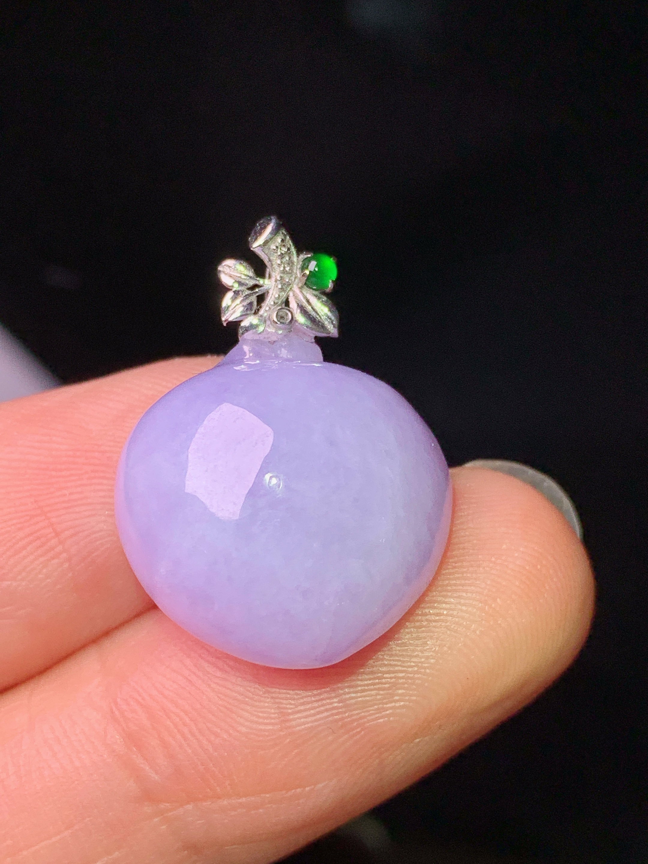 18k金钻镶嵌紫罗兰寿桃吊坠 玉质细腻 色泽艳丽清新 水润亮眼 整体尺寸22.3*16.3*10.6 L4