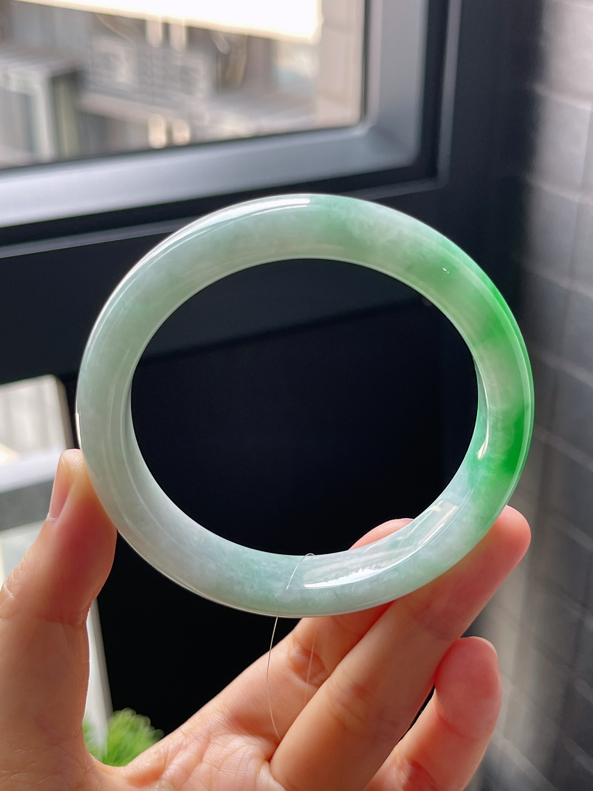 正圈58圈口，翡翠糯化种飘绿手镯