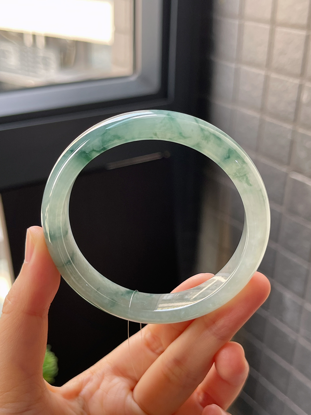 正圈56.8圈口，翡翠冰糯种飘绿手镯