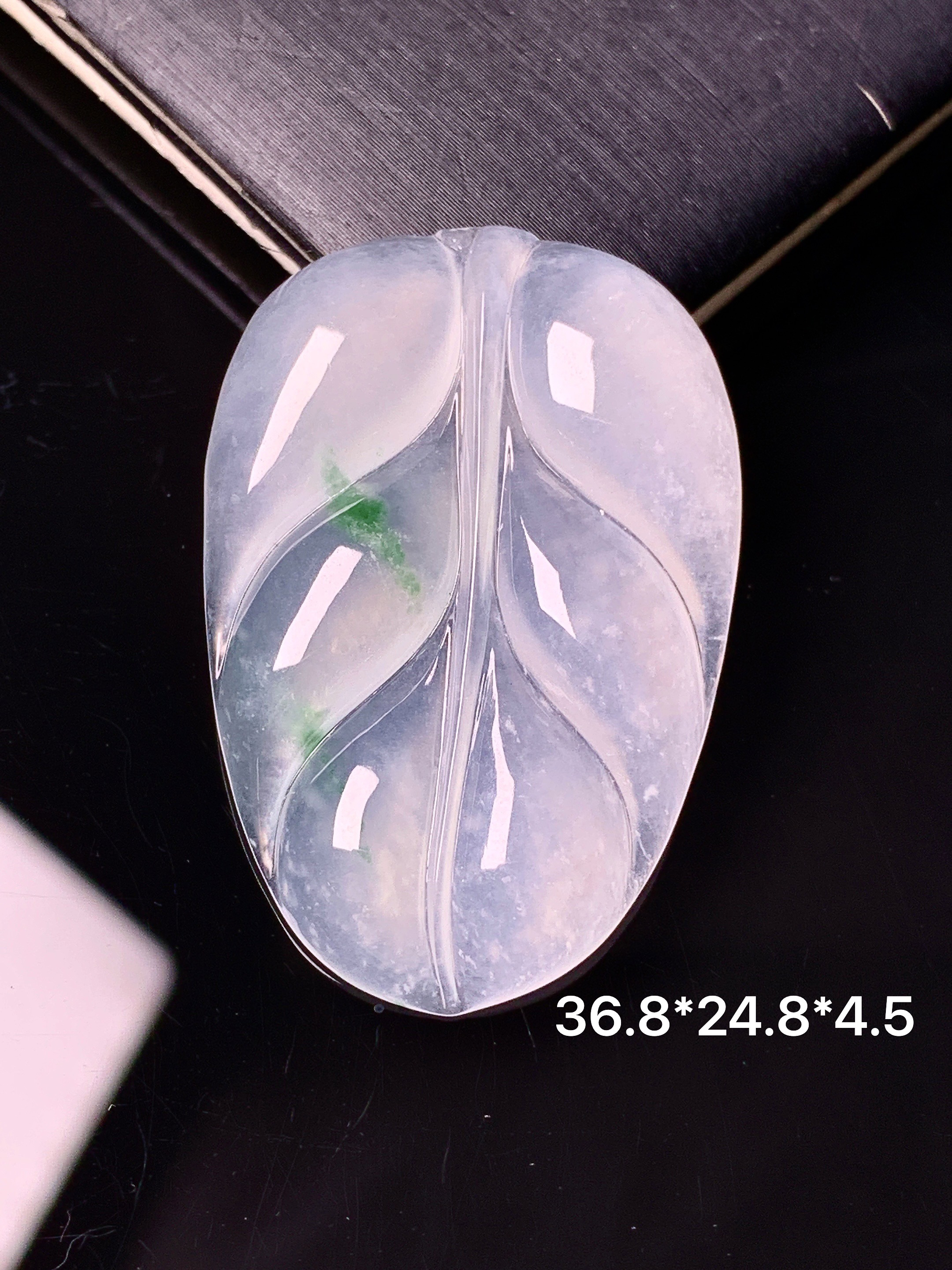 飘绿树叶吊坠 玉质细腻 色泽艳丽清新 水润亮眼 整体尺寸36.8*24.8*4.5 c1