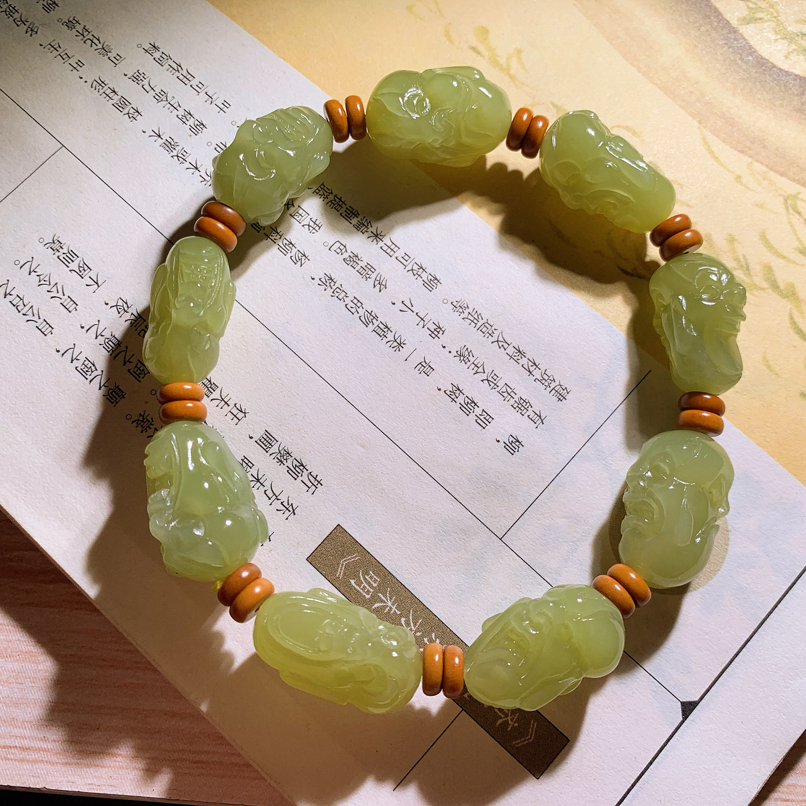 新疆若羌黄口料十八罗汉手串 单颗尺寸20/12/14重41克。玉质细腻油润。手推出油。佩戴高端典雅。