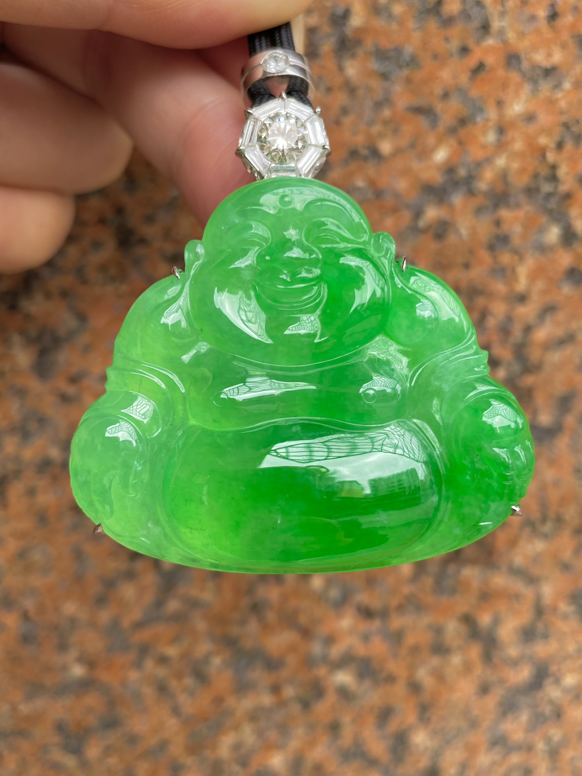 【冰种满绿佛公】色泽浓郁饱满，胶感十足，种质老熟，沉稳大气、收藏品质，18k金钻豪华镶嵌，裸石尺寸42.8*59.5*8毫米