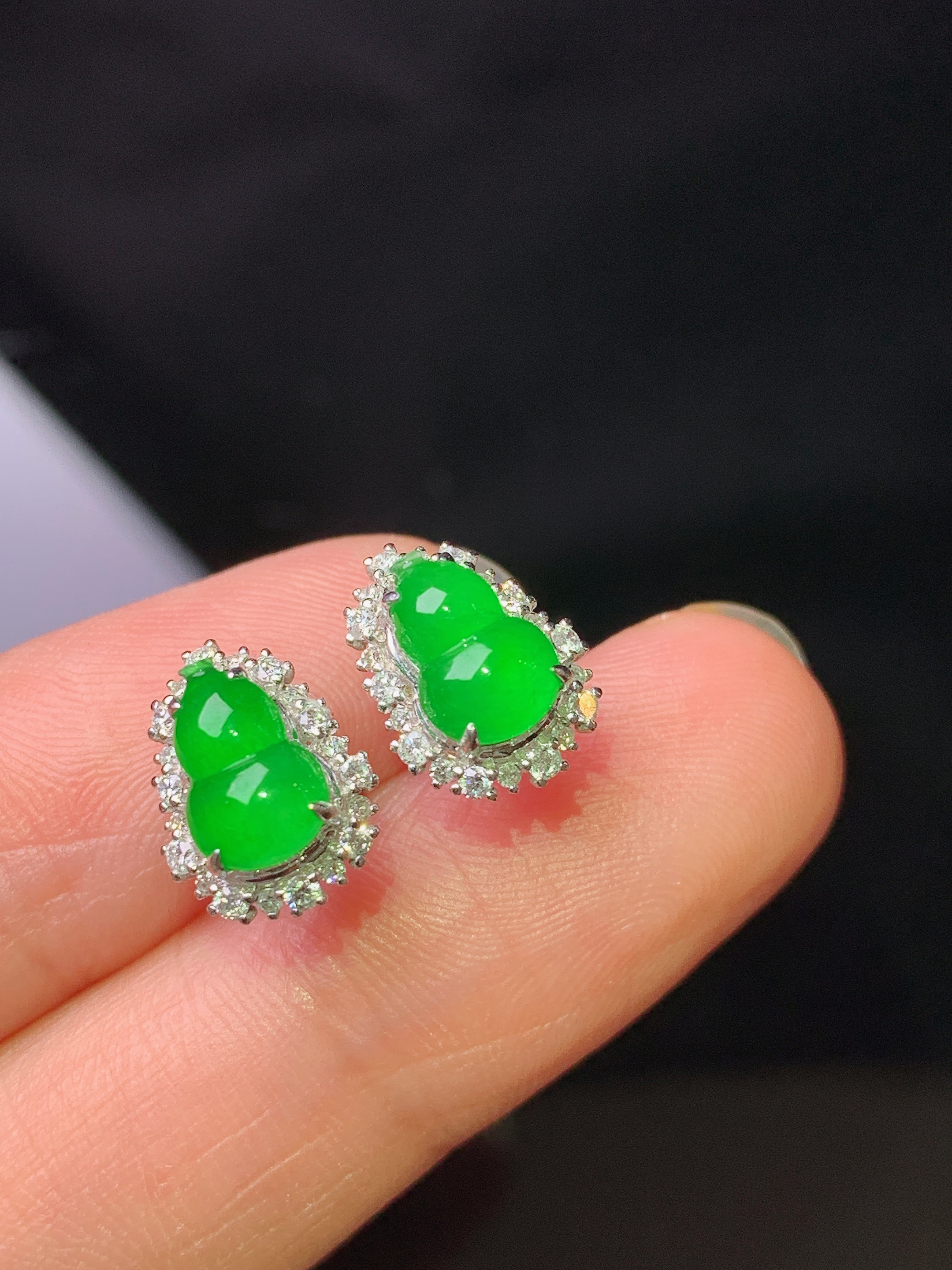 18k金钻镶嵌冰阳绿葫芦耳钉 玉质细腻 色泽艳丽清新 水润亮眼 整体尺寸11*8.3*6.5 f1