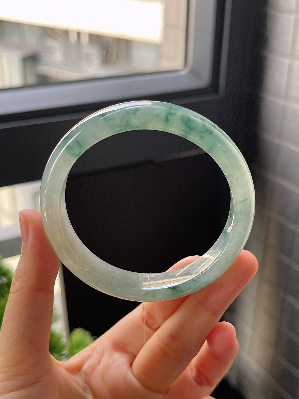 正圈56.8圈口，翡翠冰糯种飘绿手镯