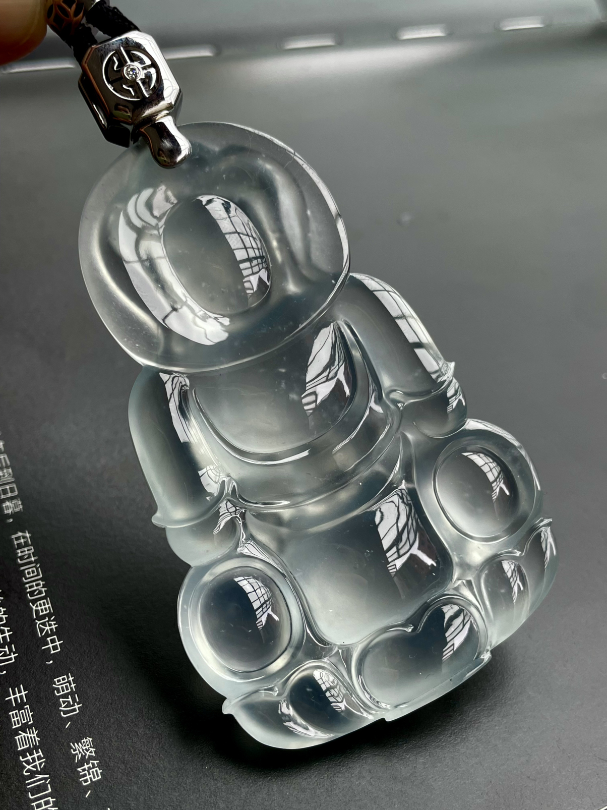 【玻璃种观音吊坠】料子通透闪亮，质地致密，种老起强胶感，人物面部开脸生动，雕刻很精细，表情端庄祥和。18k金钻镶嵌，裸石尺寸78*50*10.6毫米