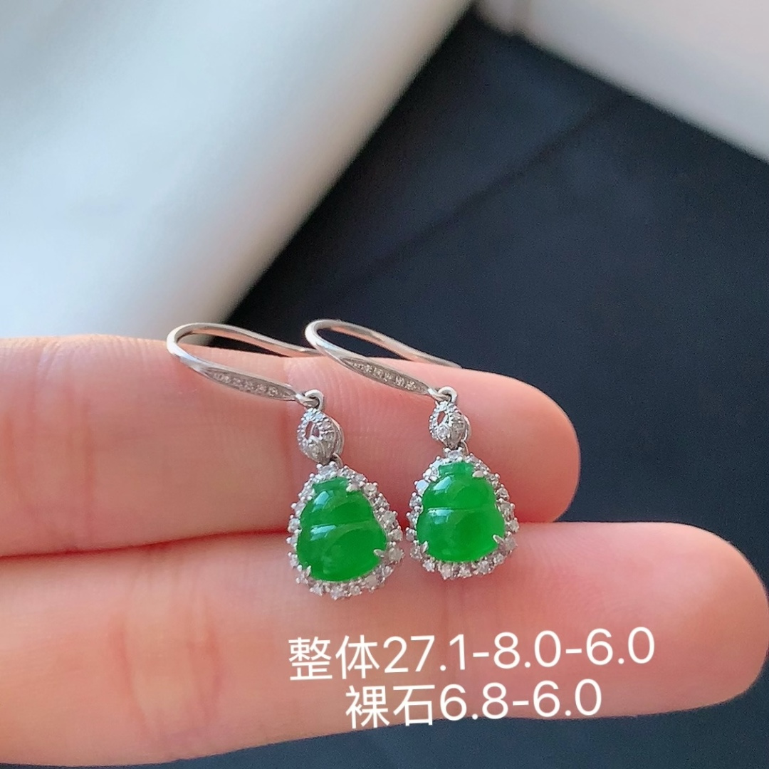 冰阳绿葫芦耳坠。翠色明媚，冰润底子细腻，佩戴优雅时尚 货号511007，27.1-8.0-6.0