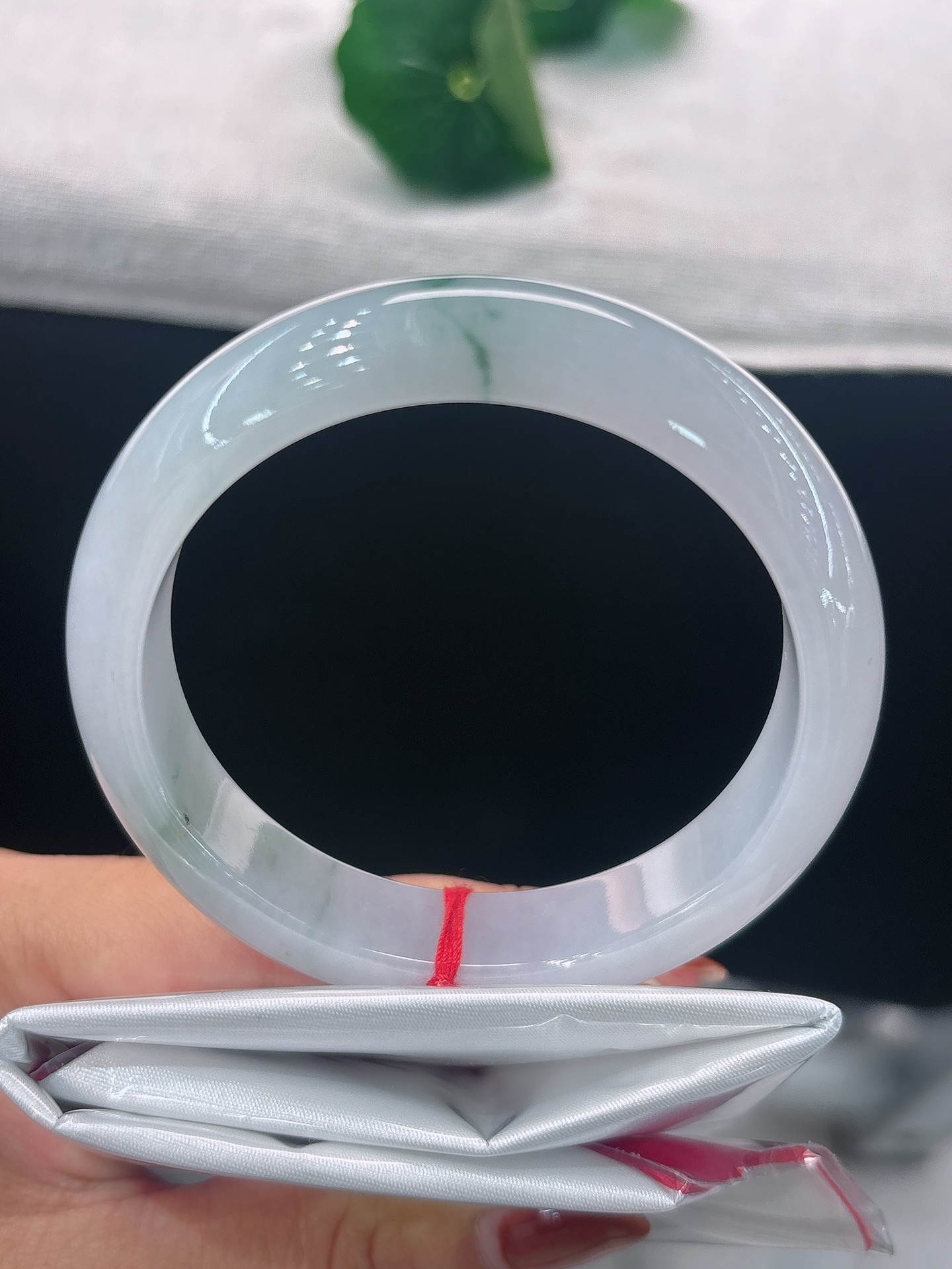 天然翡翠手镯，圈口56/12.6/8.4，正圈粉柔底，几缕翠丝轻扬，莹润澄澈，清逸灵动，无裂