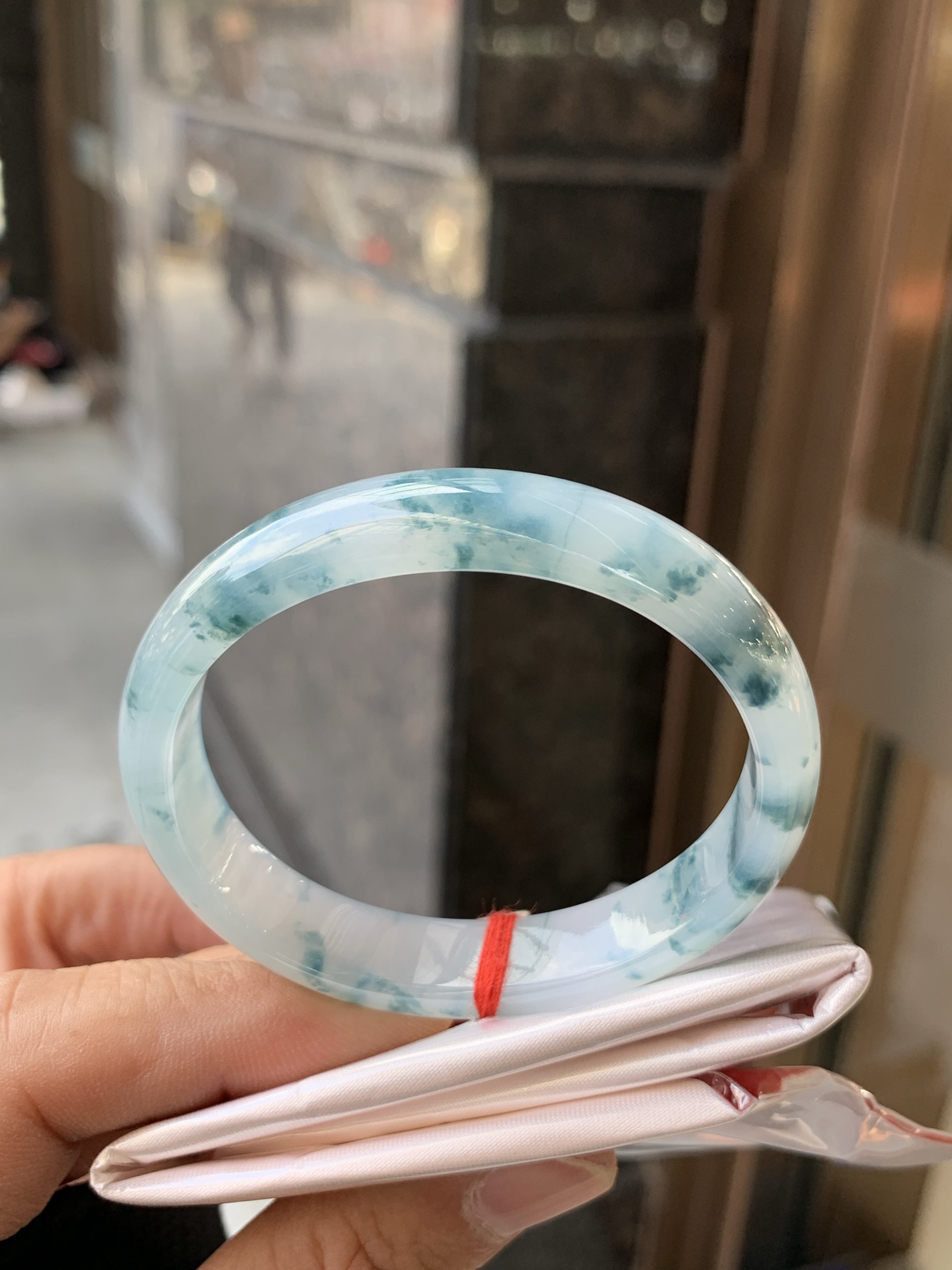 冰飘贵妃 53.3-47.1-11.7-6.2 1008-01-663 种水胶润细腻，底子奶白，无裂