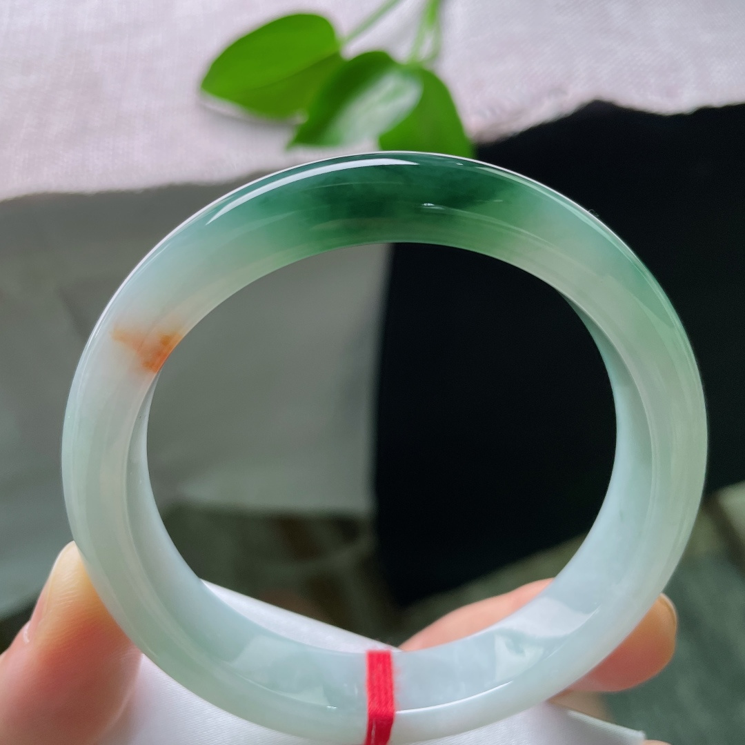 59.3/12.4/8.5，飘花正圈，无裂，冰润底色清透如水，一段辣绿盘踞镯身，色彩浓郁鲜活，经典正圈流露温婉大气风骨。ss59428a
