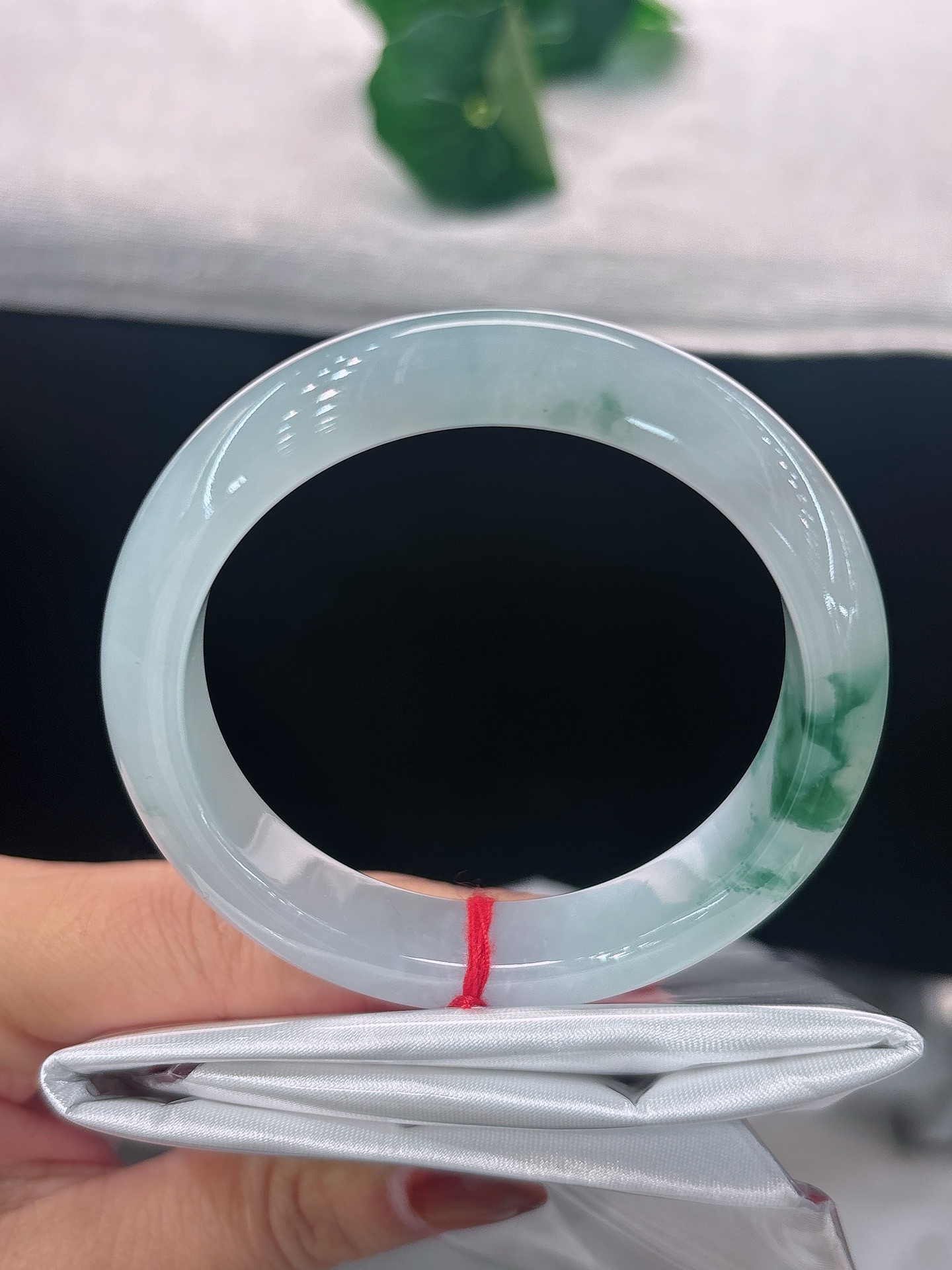 天然翡翠手镯，圈口53.4/12/8，正圈冰透白底飘花，翠色如烟漫卷，莹润清灵，意境悠然