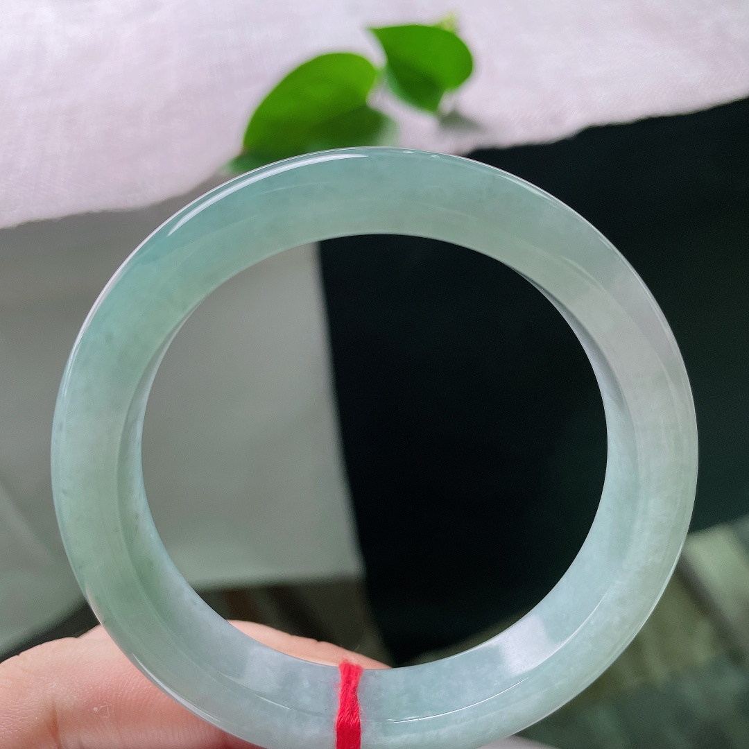56.8/12/8.5，蓝底正圈，皮纹，一镯藏尽深海晴水柔光，温润难得，值得岁岁珍藏，ss57386a