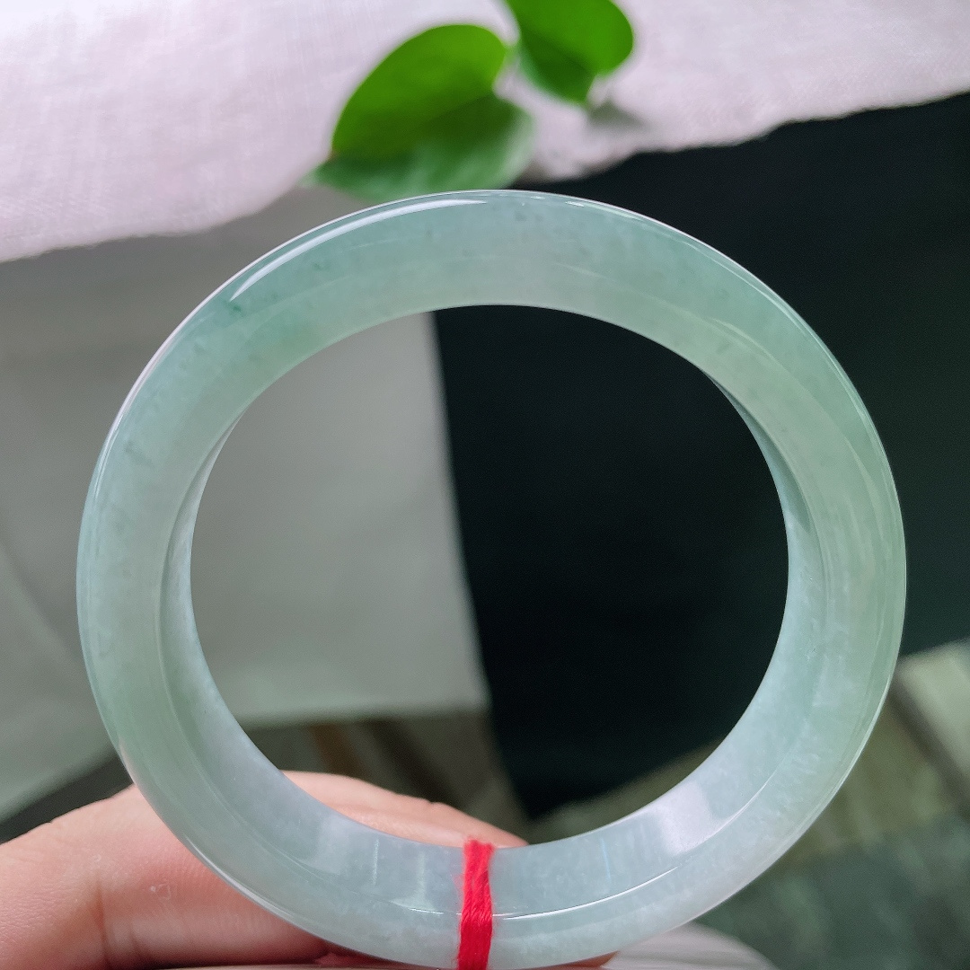 56.8/12/8.5，蓝底正圈，皮纹，一镯藏尽深海晴水柔光，温润难得，值得岁岁珍藏，ss57386