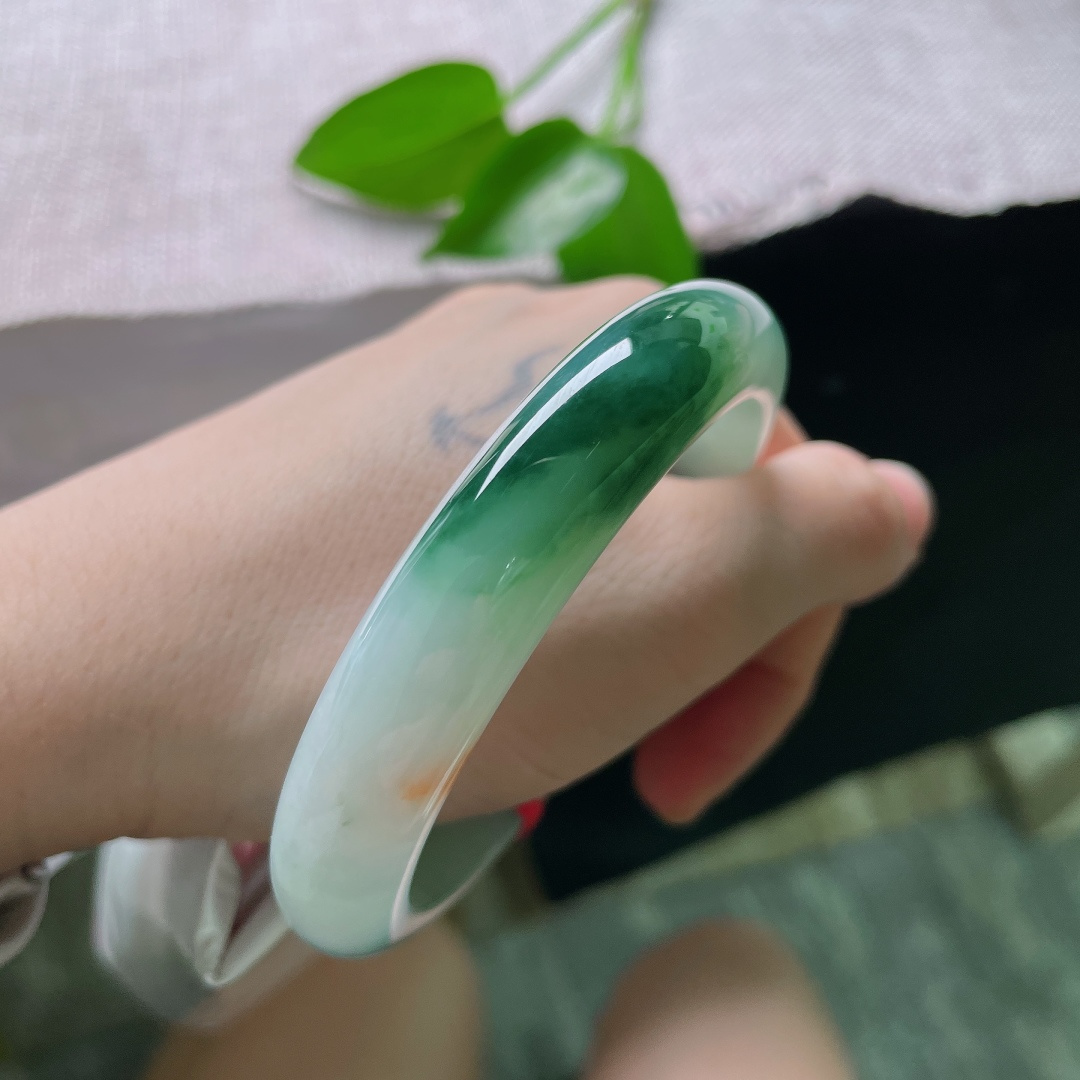 59.3/12.4/8.5，飘花正圈，无裂，冰润底色清透如水，一段辣绿盘踞镯身，色彩浓郁鲜活，经典正圈流露温婉大气风骨。ss59428a