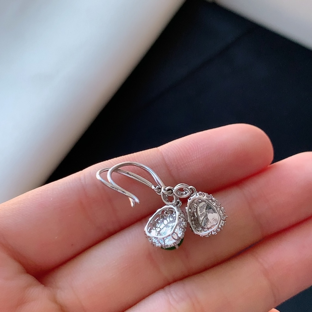 冰阳绿葫芦耳坠。翠色明媚，冰润底子细腻，佩戴优雅时尚 货号511007，27.1-8.0-6.0