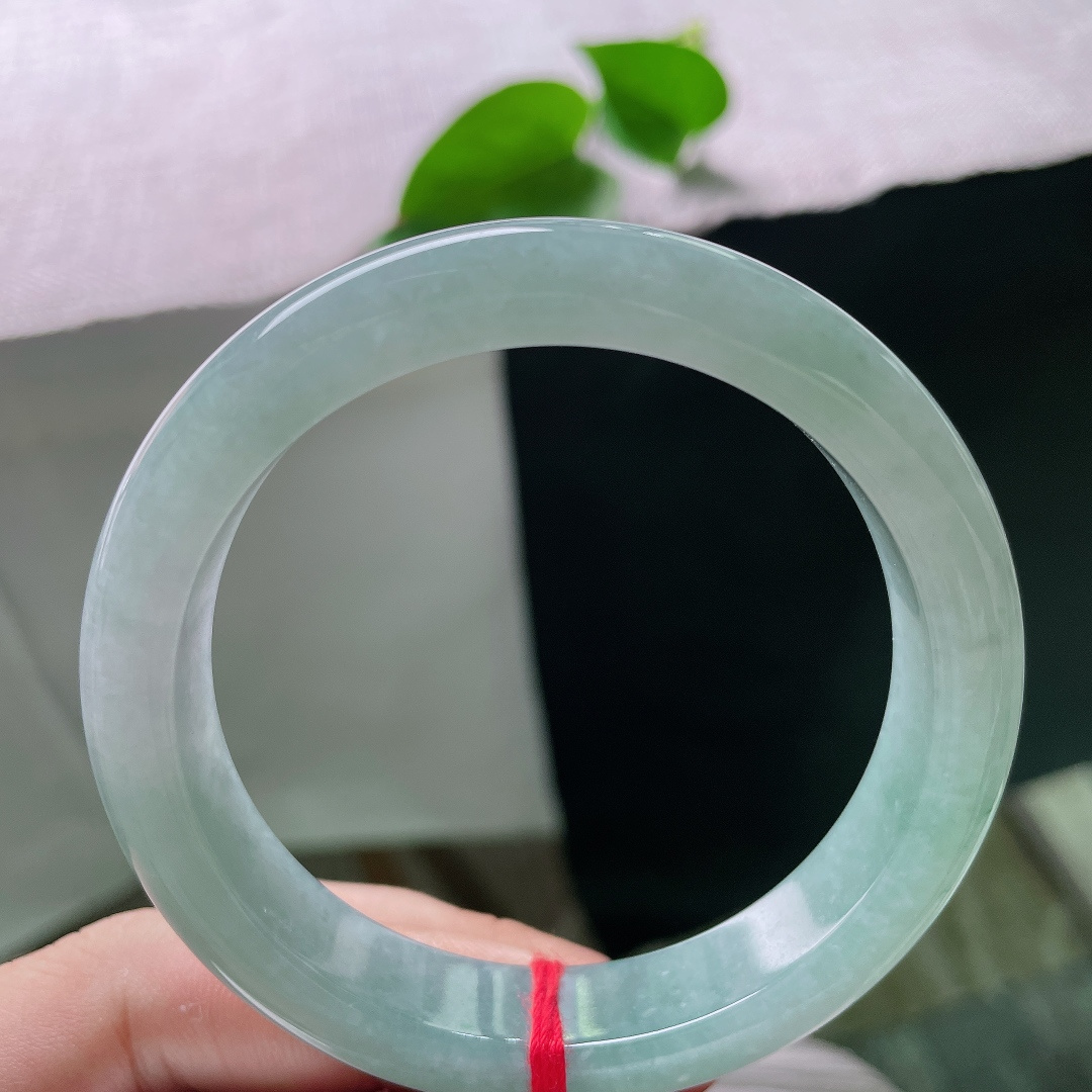 56.8/12/8.5，蓝底正圈，皮纹，一镯藏尽深海晴水柔光，温润难得，值得岁岁珍藏，ss57386