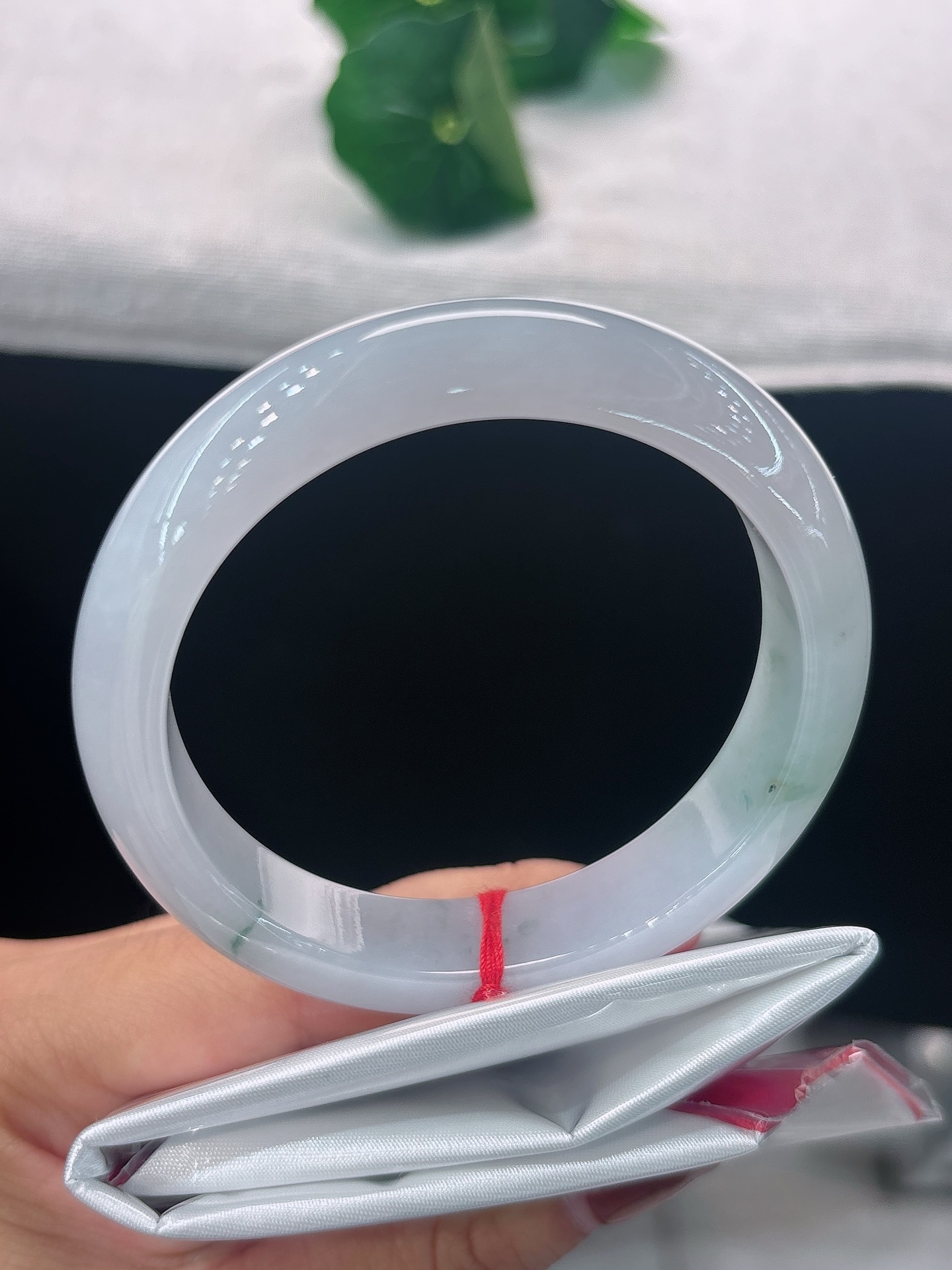 天然翡翠手镯，圈口56/12.6/8.4，正圈粉柔底，几缕翠丝轻扬，莹润澄澈，清逸灵动，无裂