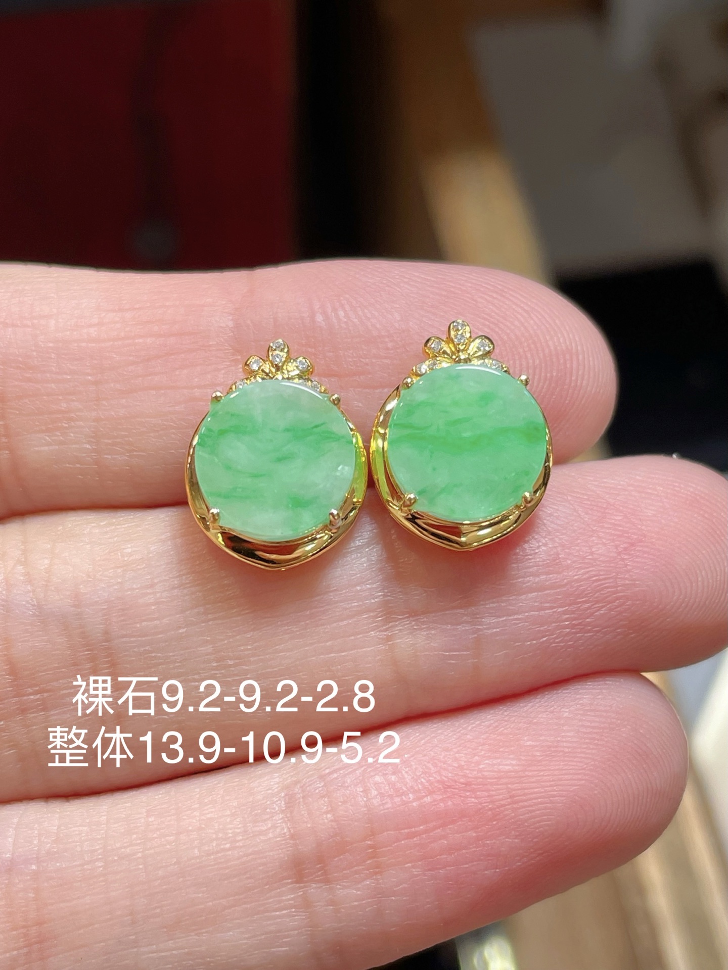 ️性比高 翡翠平安无事牌耳钉，精致好看 冰种阳绿色，满绿，料子水润，种老起光。 18k金镶嵌，佩戴