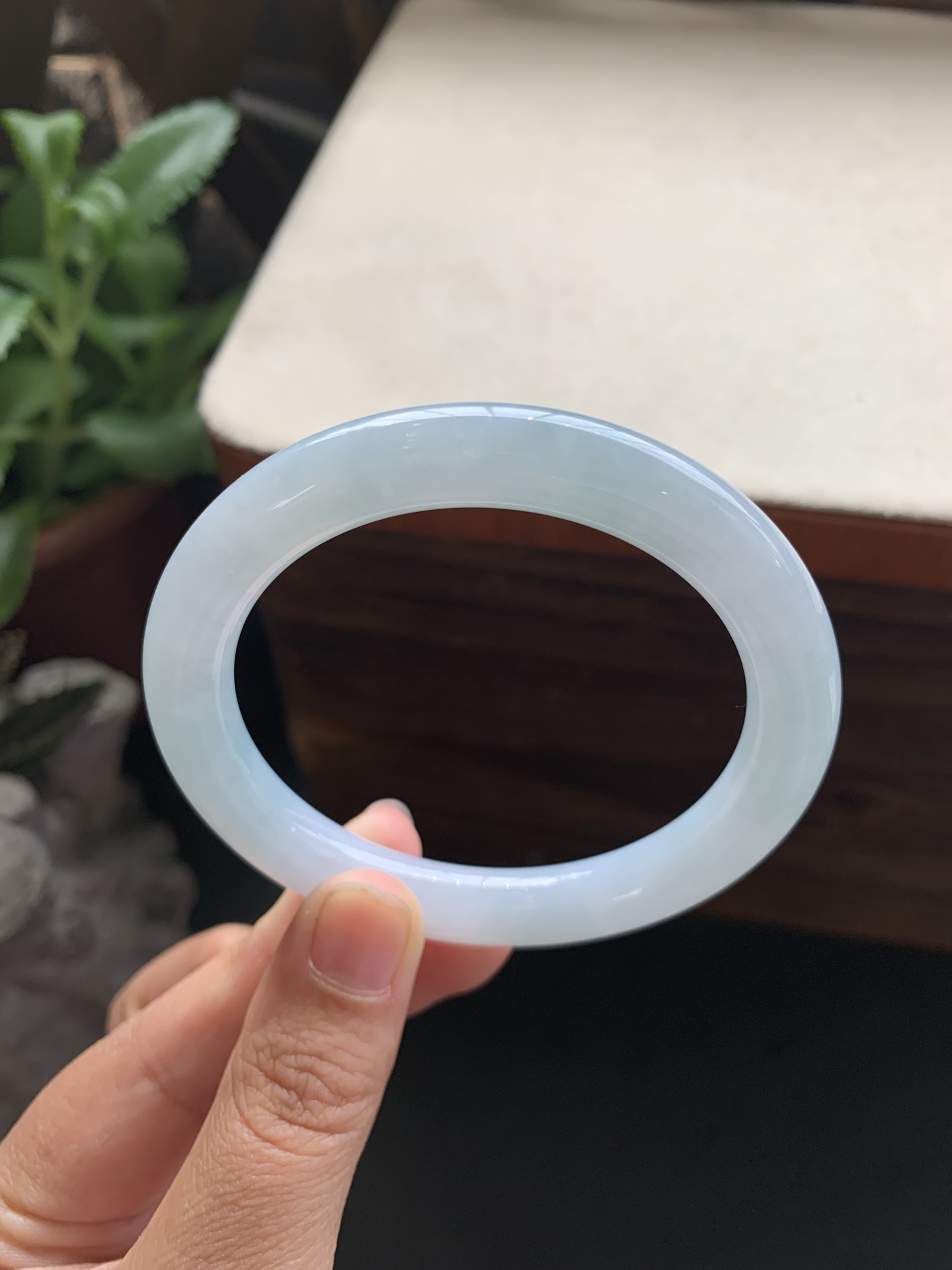 70，冰透细腻天空蓝圆条手镯，圈口50.4-9.4-9.1，冰冰透透，莹润细腻，种水好，天空蓝色温柔淡雅，清纯可人，特别好看，性比高，棉线不显，24小时鉴赏期，可退换
