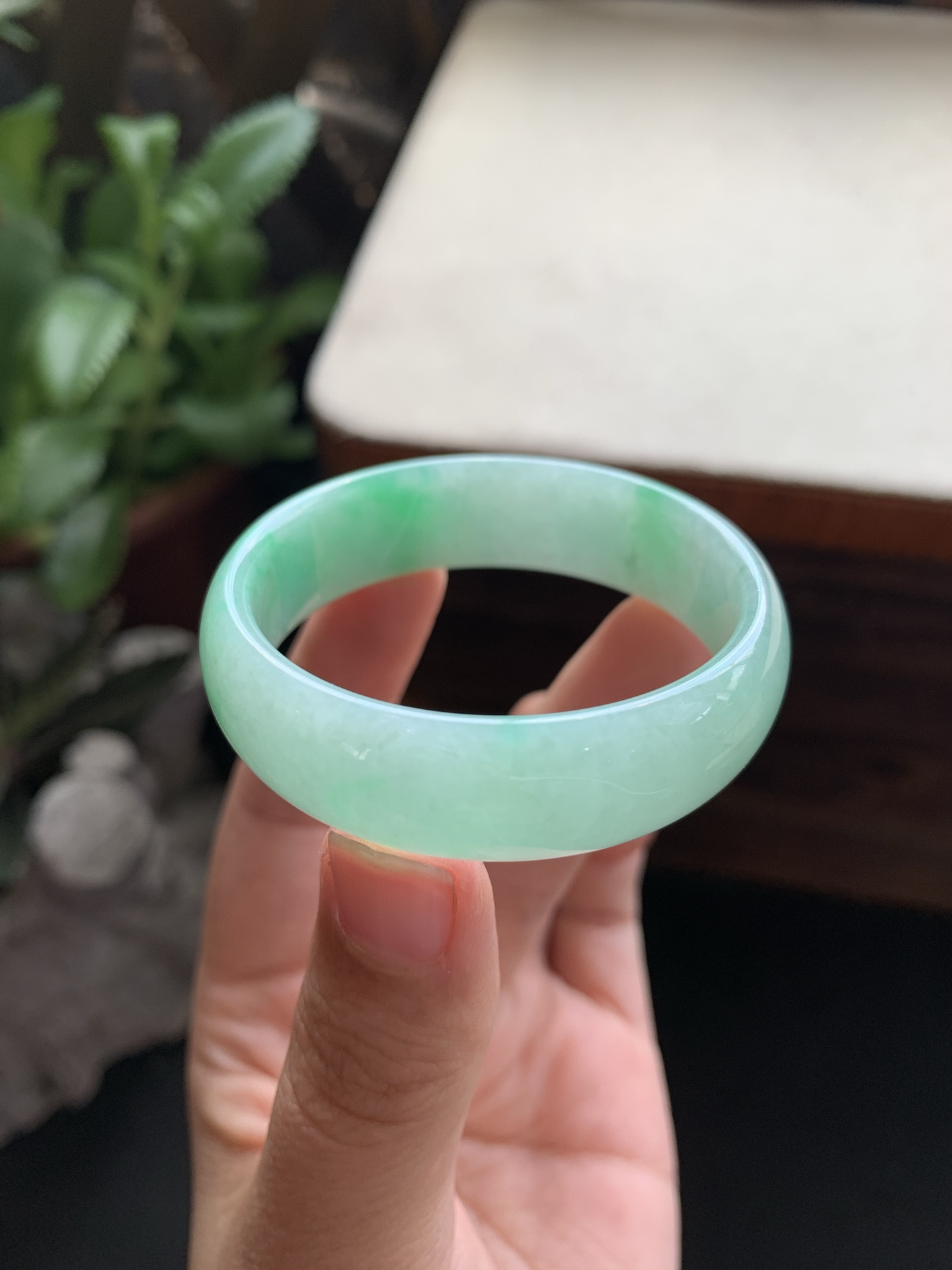 80，冰透细腻阳绿童镯，圈口42.2-13-5，胶润细糯化，冰冰透透的，种水好，颜色美，阳绿鲜艳夺目，吸睛至极，特别好看，性比高，无裂，包邮包证，不议