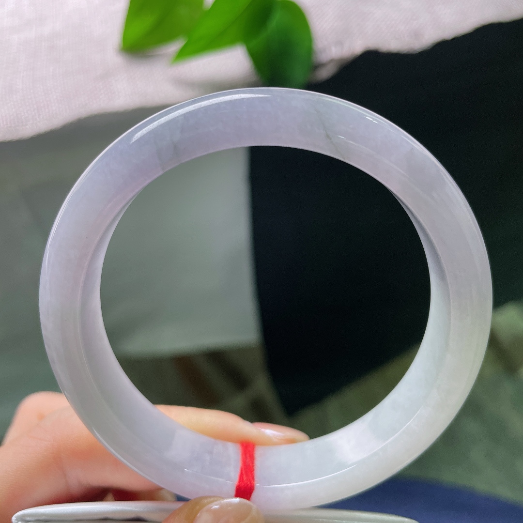 58.9/12.8/7.9，正圈，有纹裂，朦胧柔美的紫调浅浅晕染镯身，如烟似雾，自带温柔梦幻的氛围感