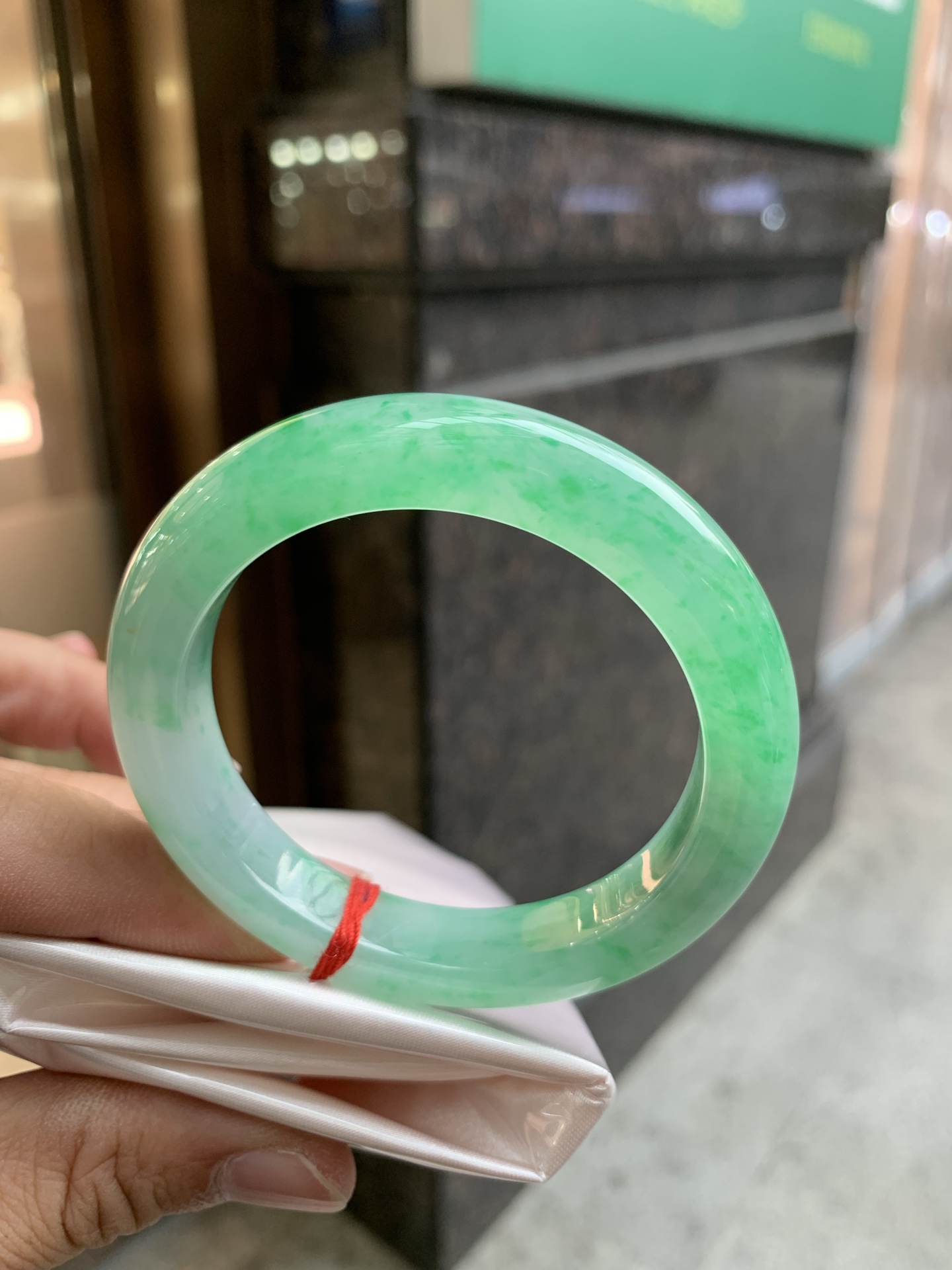 阳绿花正圈 52-10.9-9.2 1008-N1719-1 颜色鲜艳，种水冰润 有纹
