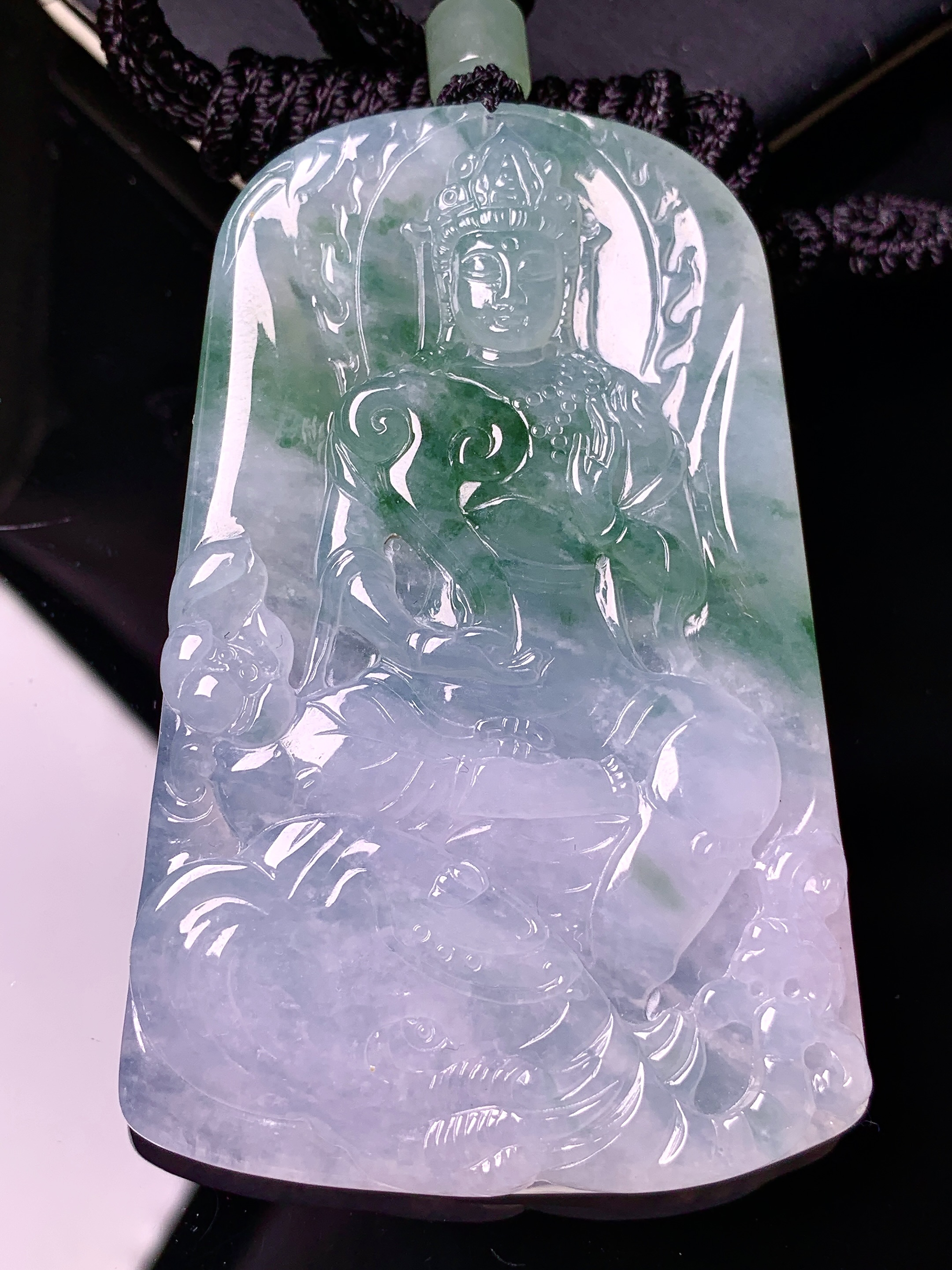 飘绿观音菩萨吊坠 玉质细腻 色泽艳丽清新 水润亮眼 整体尺寸70*45.3*6.3 L1