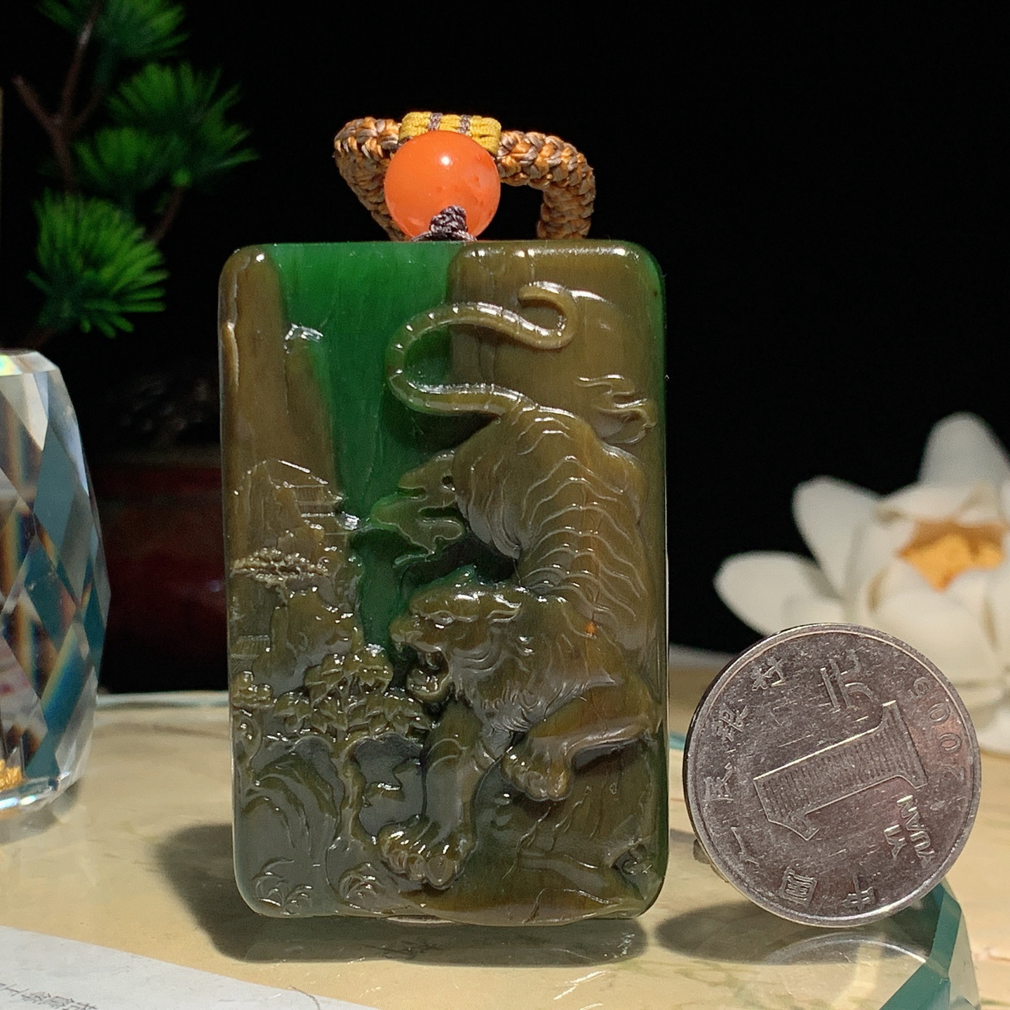 1和田玉阳绿俄罗斯碧玉虎虎生威老虎挂件。尺寸57/37/12重72.5克。玉质细腻油润。手推出油。佩戴高端典雅。lt2601008