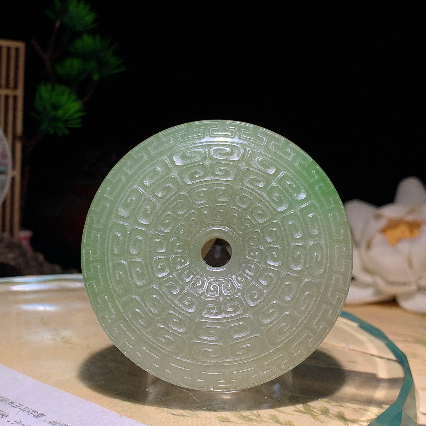 和田玉青海翠翠青复古平安扣挂件。尺寸56/12重71.5克 玉质细腻油润 底色纯净 脂粉好，品质好！lt2601008