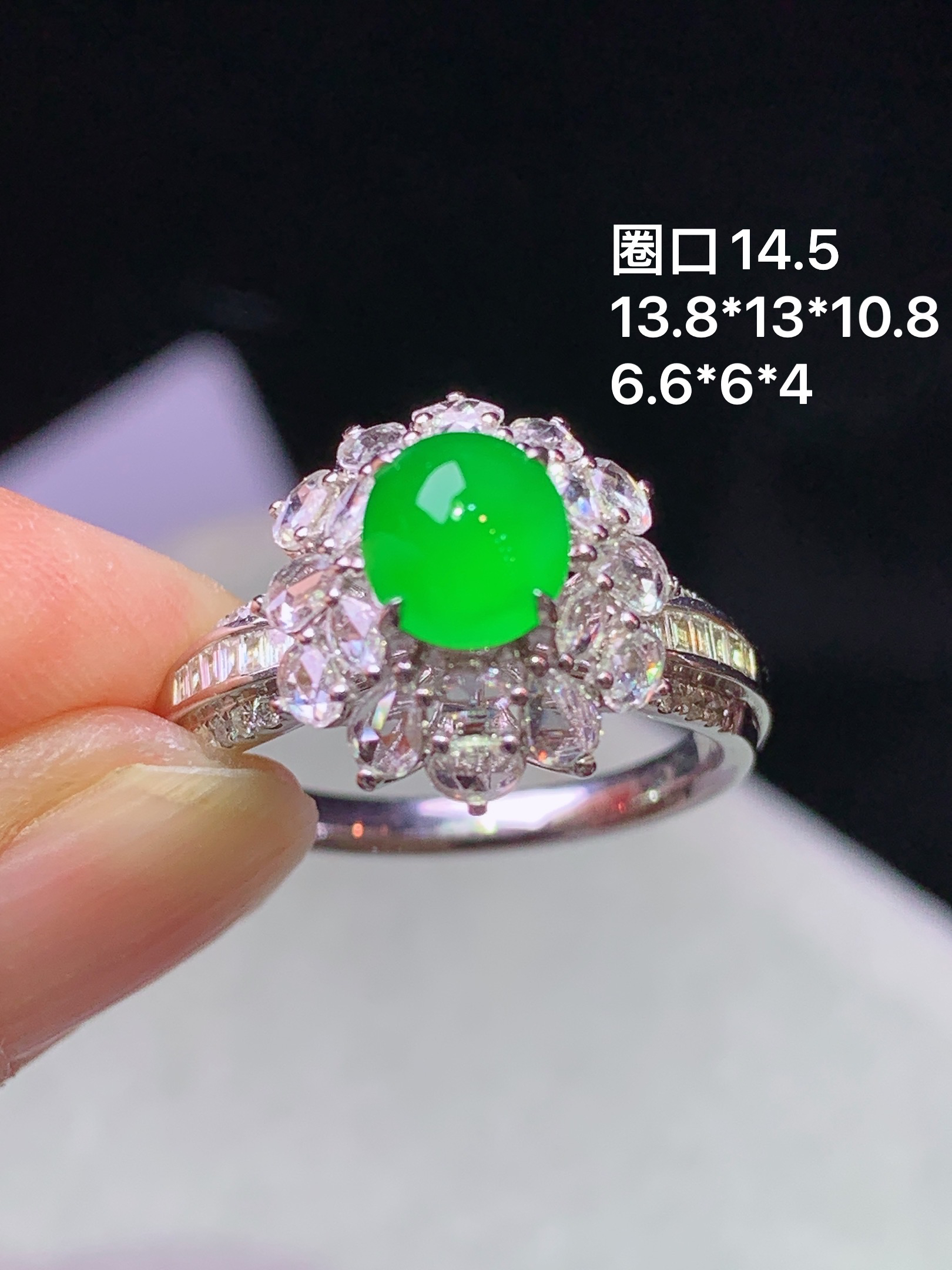 18k金钻镶嵌冰阳绿蛋面戒指 玉质细腻 色泽艳丽清新 水润亮眼 圈口14.5 整体尺寸13.8*13*10.8 b6