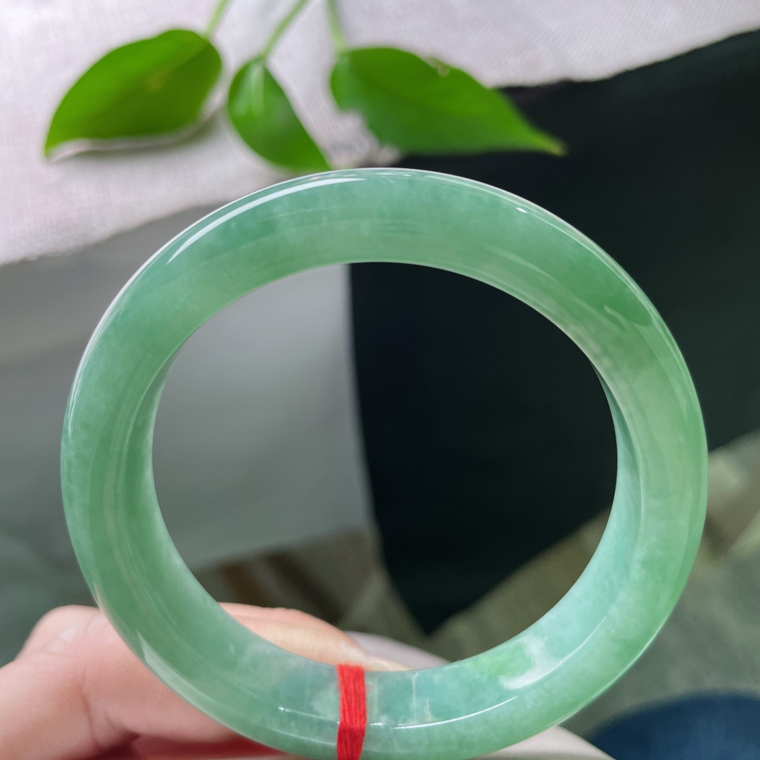 56.9/12.3/8.7绿底正圈，水润细腻，清雅，色系甜美，优雅大方，一点皮纹，ss53930a