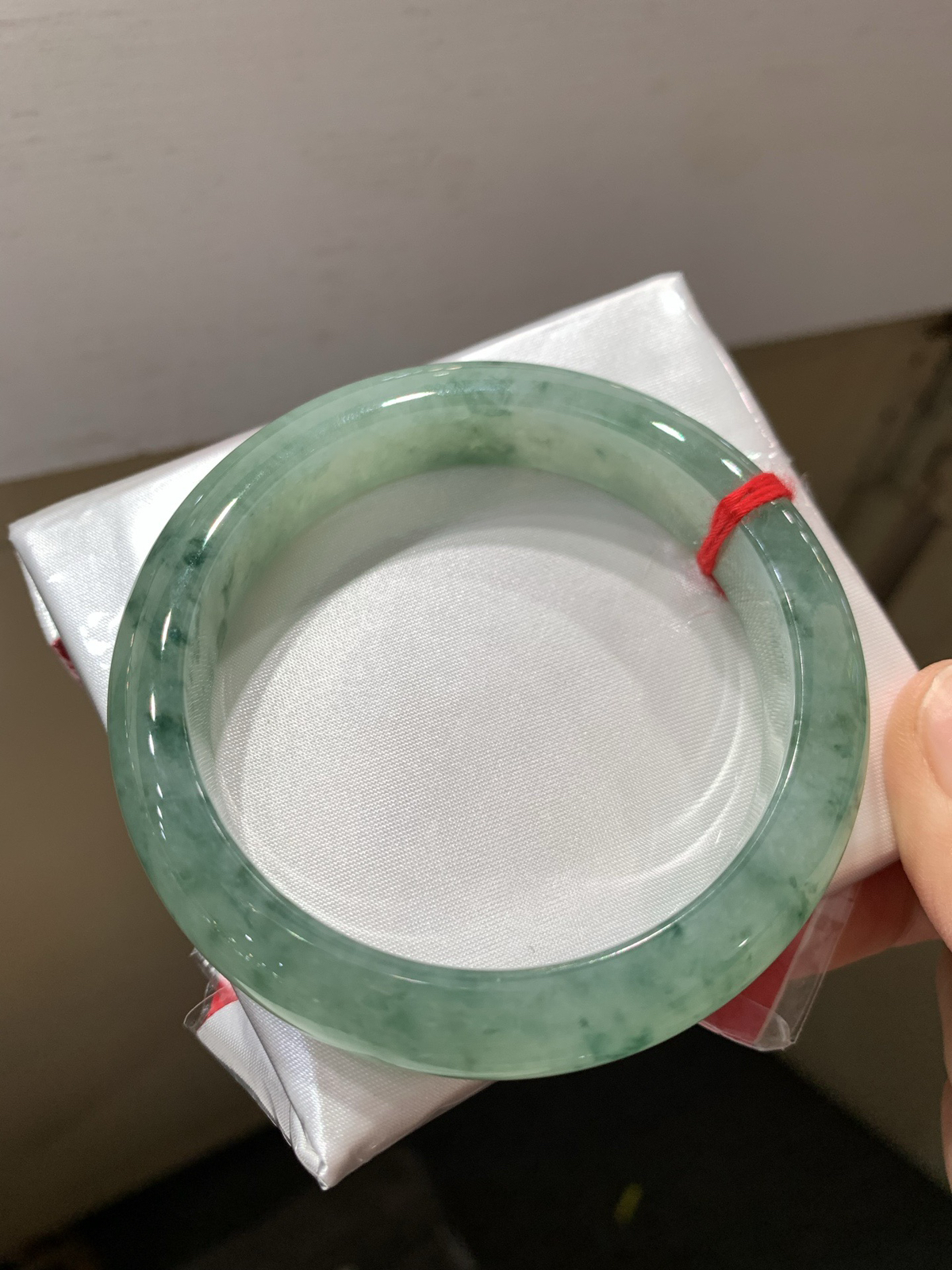 尺寸57.7/12.8/8.6，飘花手镯 
 水润细腻 种老