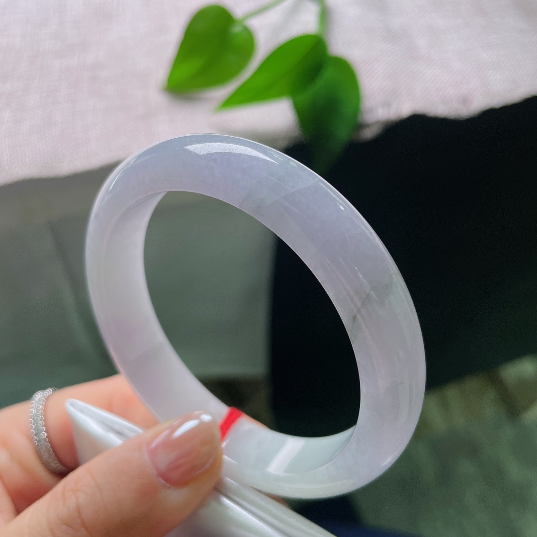 58.9/12.8/7.9，正圈，有纹裂，朦胧柔美的紫调浅浅晕染镯身，如烟似雾，自带温柔梦幻的氛围感。ss57759a
