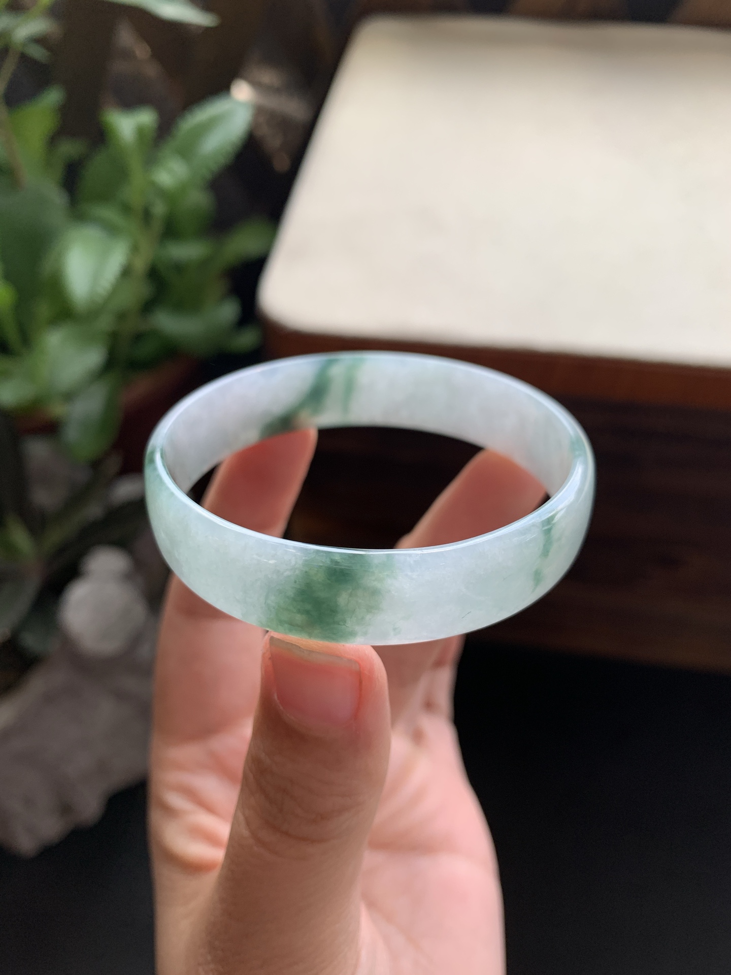 81，冰透飘花公主镯，圈口51.5-12-3.2，玉质冰透清爽，种水好，飘花灵动飘逸，推荐款，特别好看，性比高，无裂，包邮包证