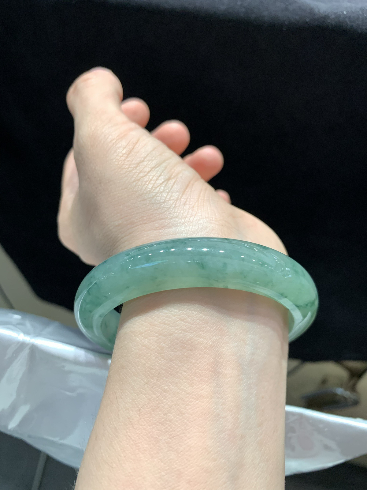 尺寸57.7/12.8/8.6，飘花手镯 
 水润细腻 种老